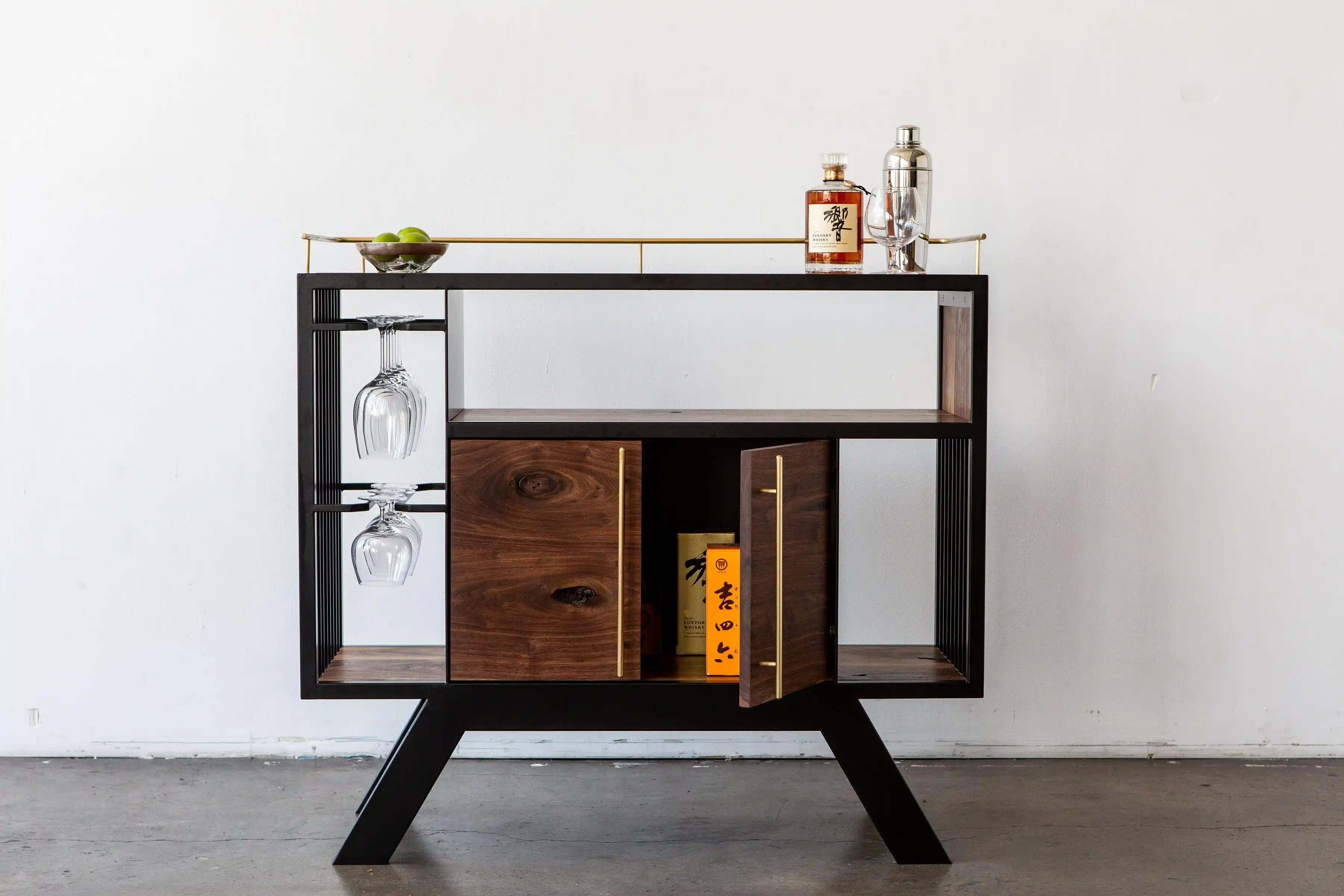 Toz Boya Çelik, Masif Ceviz ve El Parlatmalı Pirinçten İçecek Dolabı Tasarımının İncelenmesi