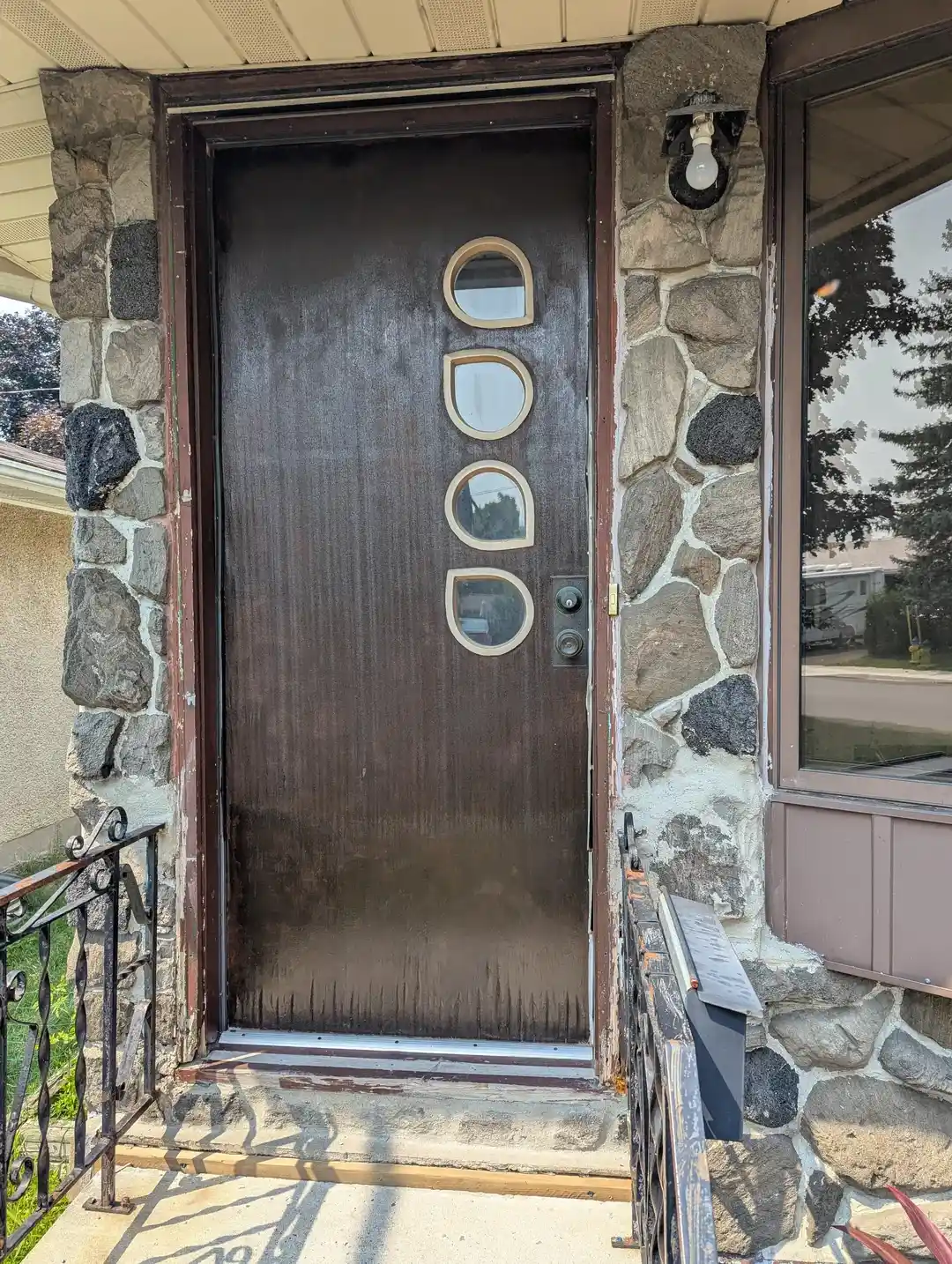 Veneer Kaplamalı Kapıların Onarımı ve Korunmasında Etkili Yöntemler ve Malzemeler