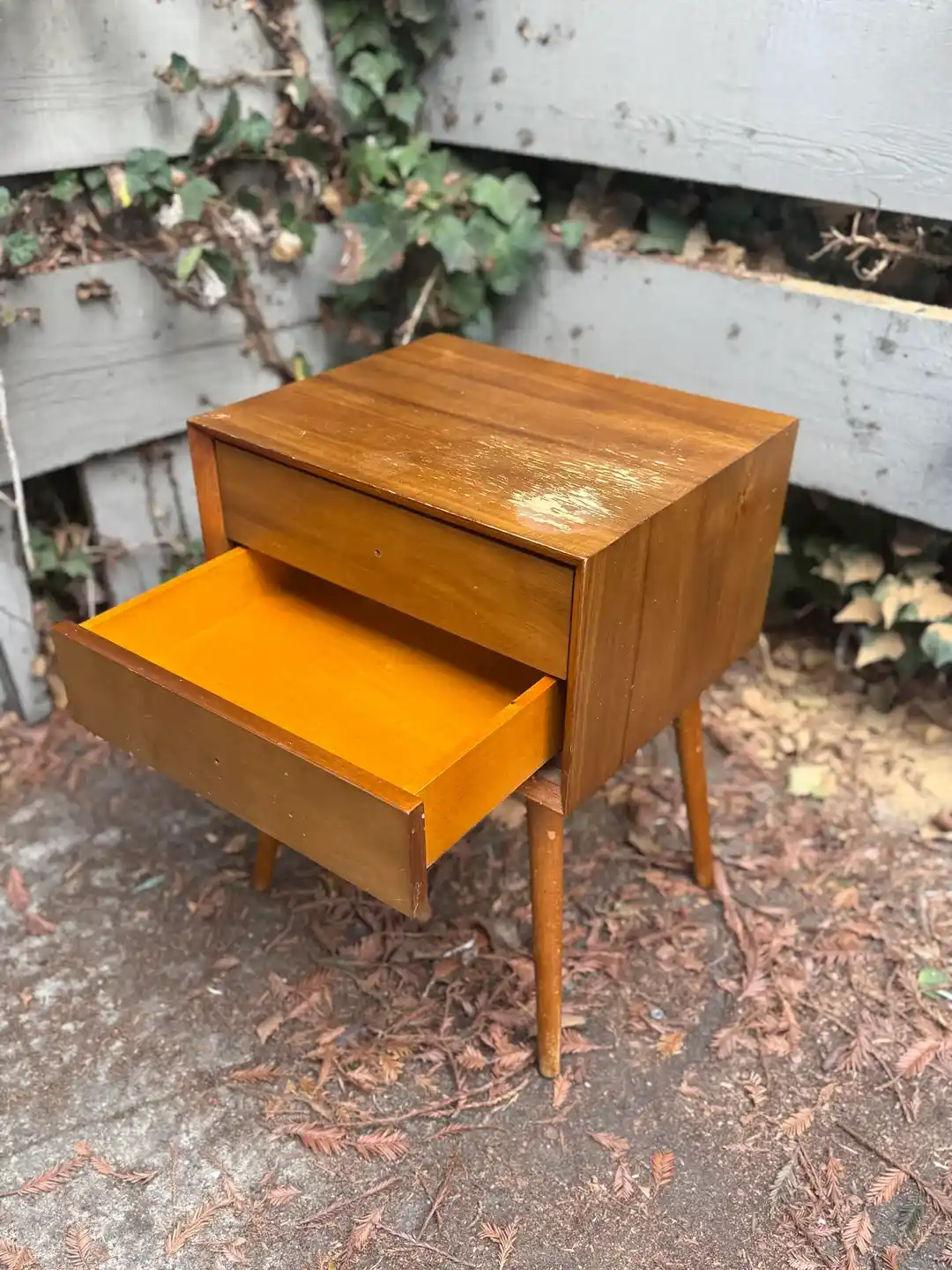 West Elm Komodin Yenileme: İnce Kaplama Mobilyalarda Mat Su Bazlı Poliüretan Kullanımı