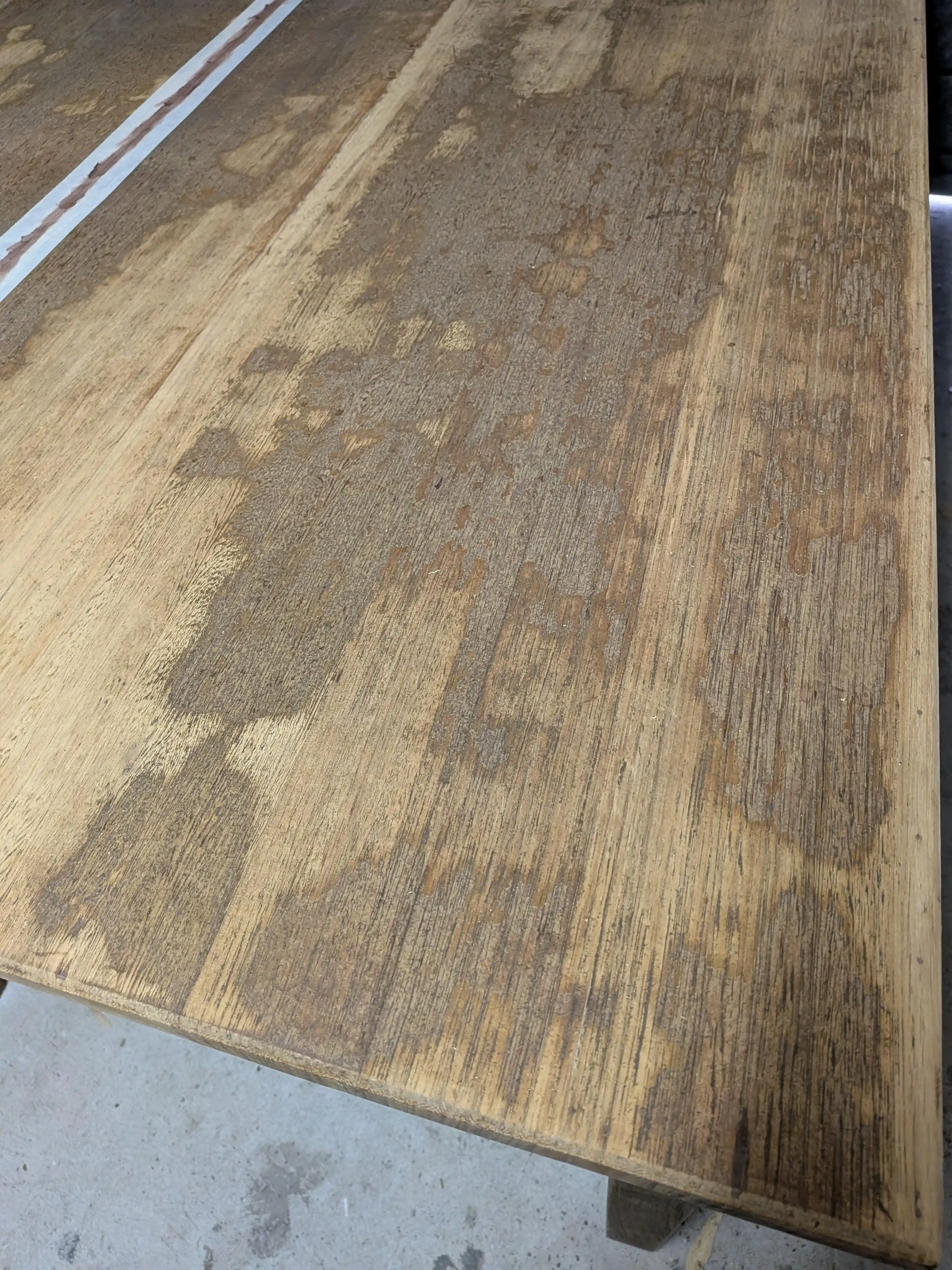 Ahşap Mobilya Restorasyonunda Lekelerin Giderilmesi ve Yüzey Hazırlığı Teknikleri