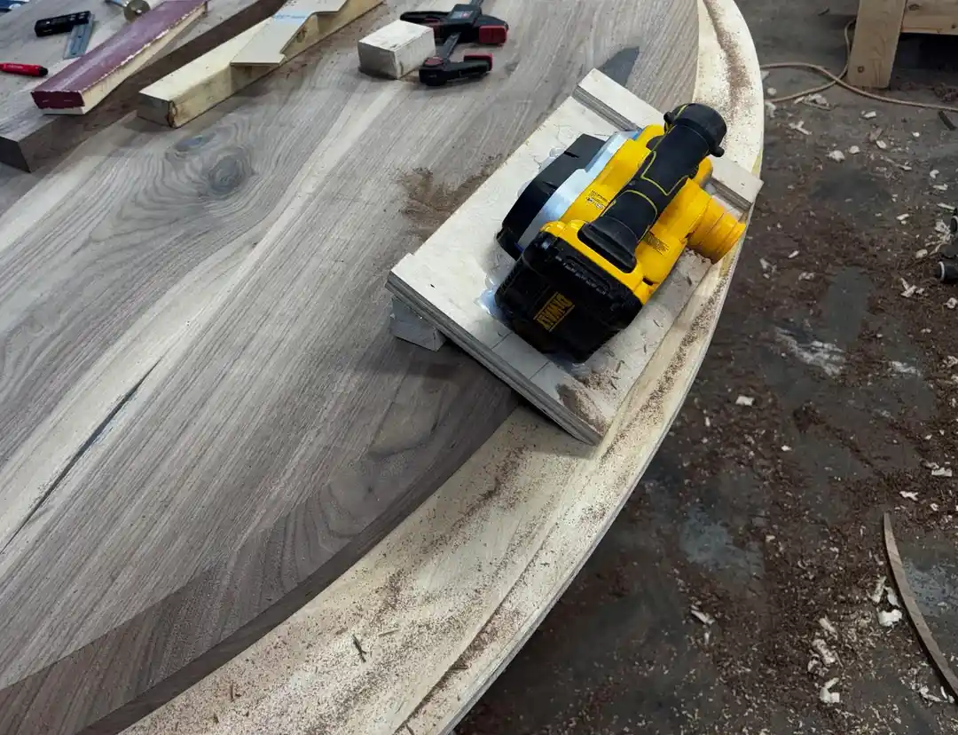 Chamfer Champ 1000: Ahşap Kenarları İçin Elektrikli Rende ile Özel Çapraz Kesim Aparatı