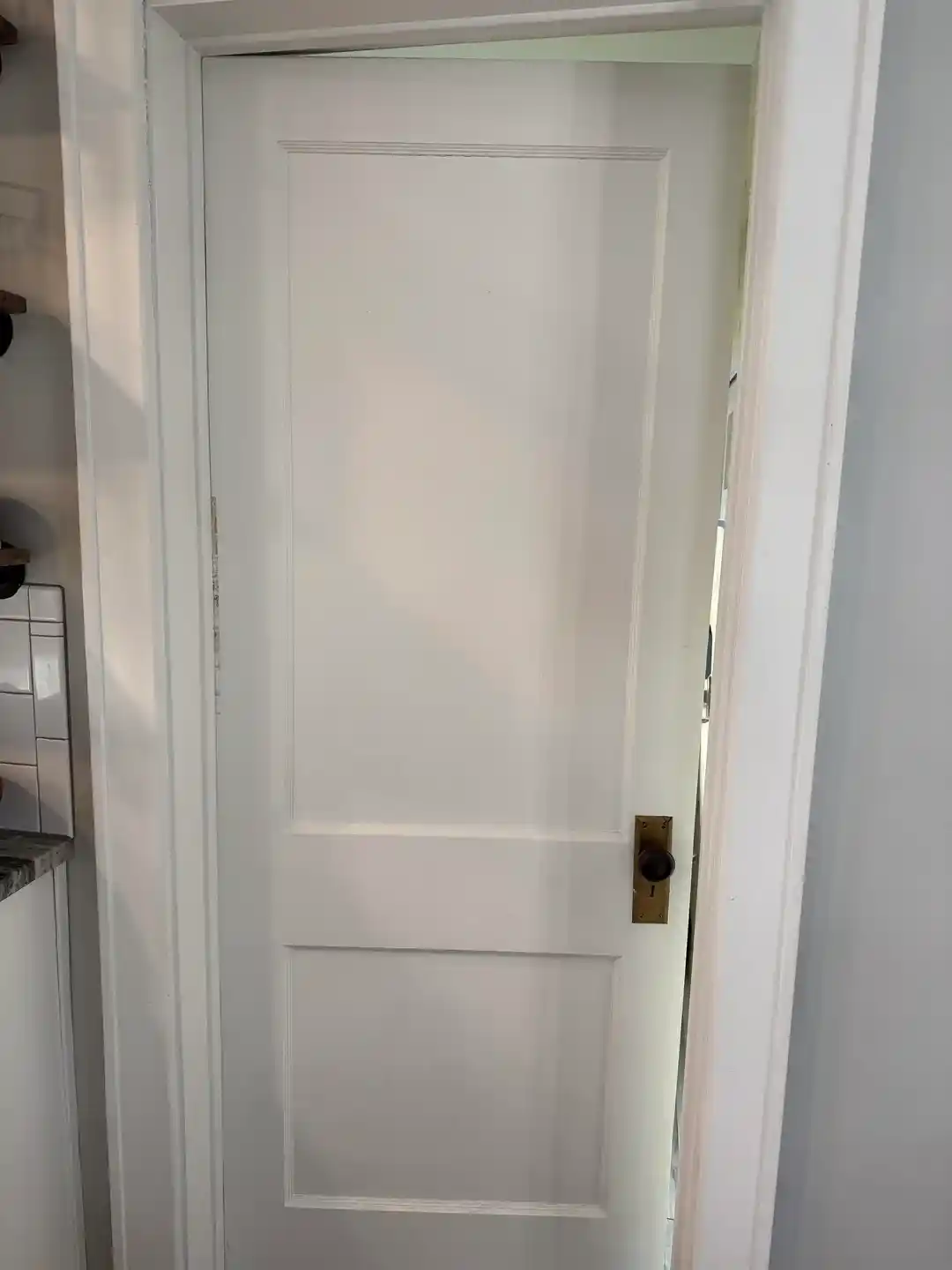 Eski Ahşap Kapıların Boya Sökme ve Yeniden Yüzey İşleminde Bilinmesi Gereken Temel Noktalar