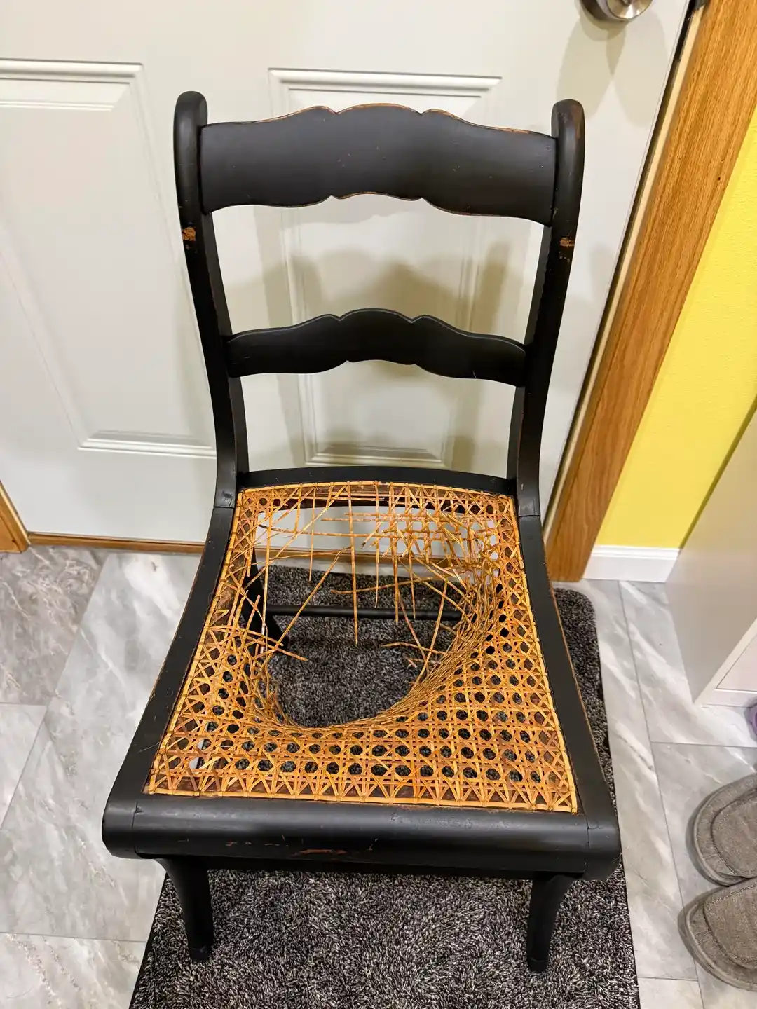 Hasır Sandalyelerin Yenilenmesi: Teknikler, Zorluklar ve Alternatif Yöntemler