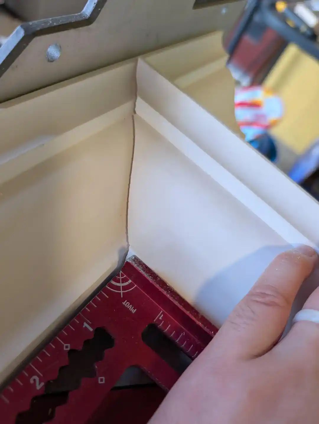 İç Köşelerde Taç Profili Kesiminde Coping Yöntemleri ve Montaj Teknikleri