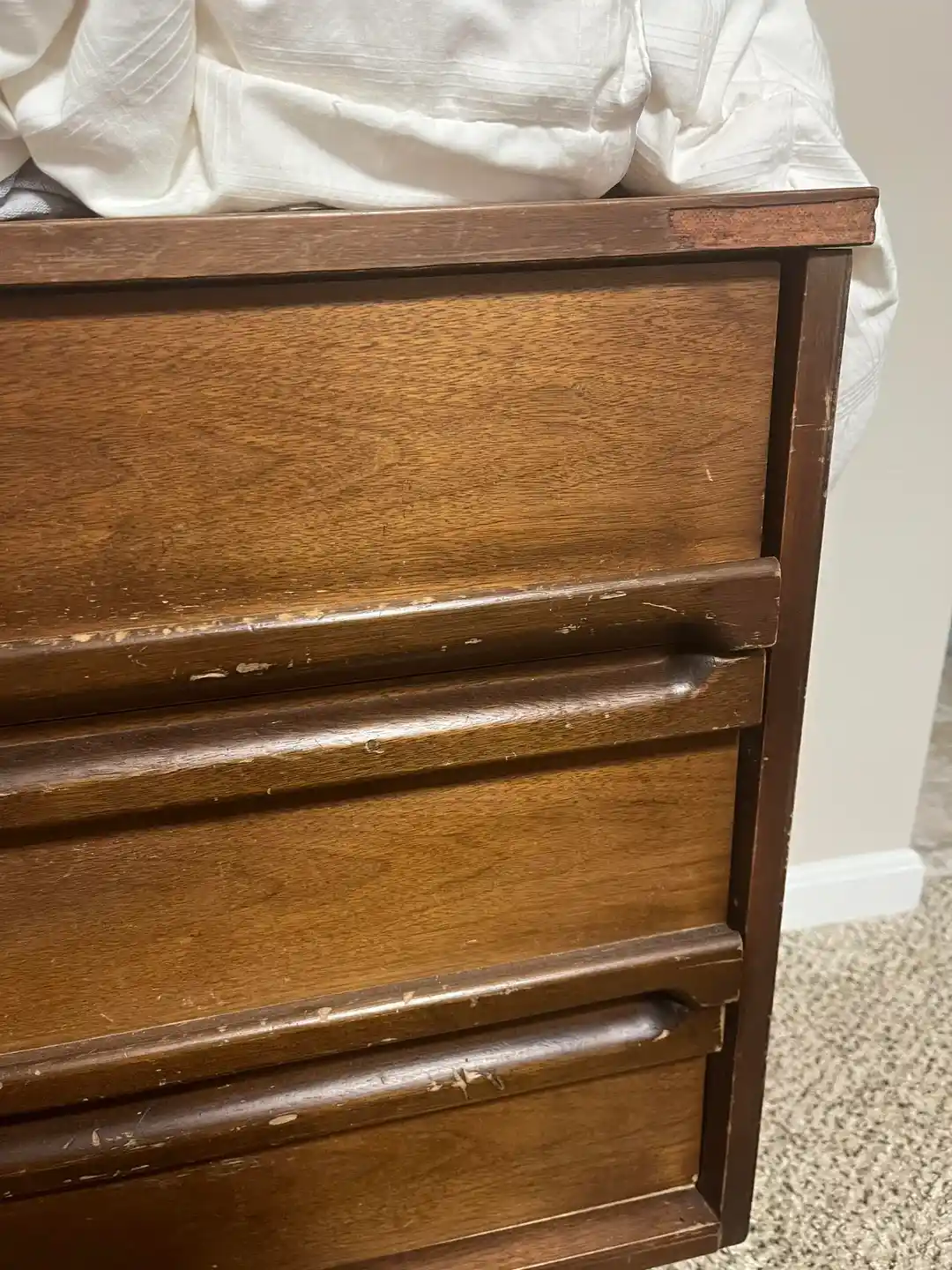 Orta Yüzyıl Modern Şifonyer Restorasyonunda Hasar Onarımı ve Yüzey Yenileme Yöntemleri