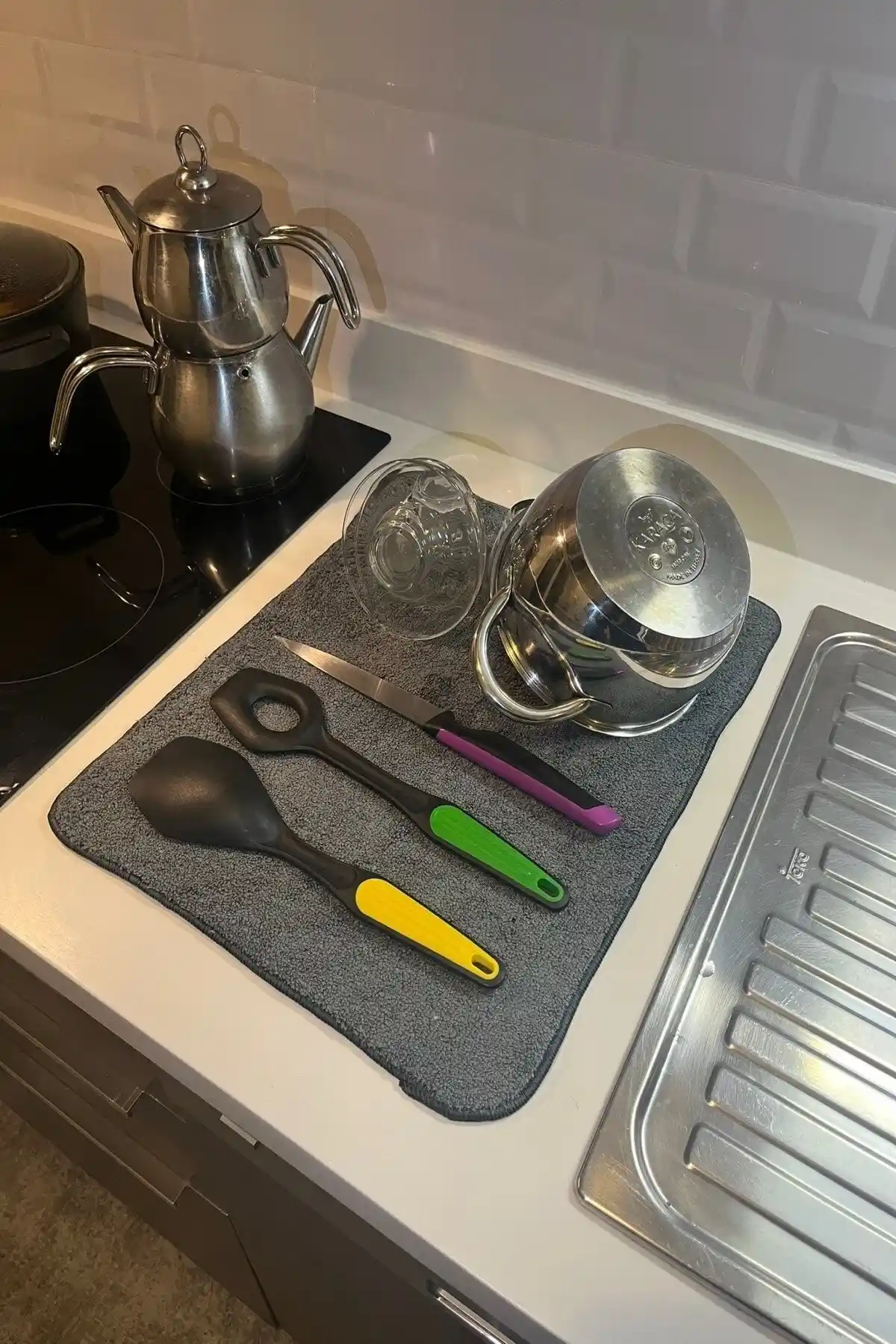 Alorez Gri Tüylü Mikrofiber Bulaşık Kurulama Matı: Dayanıklı ve Estetik Mutfak Çözümü