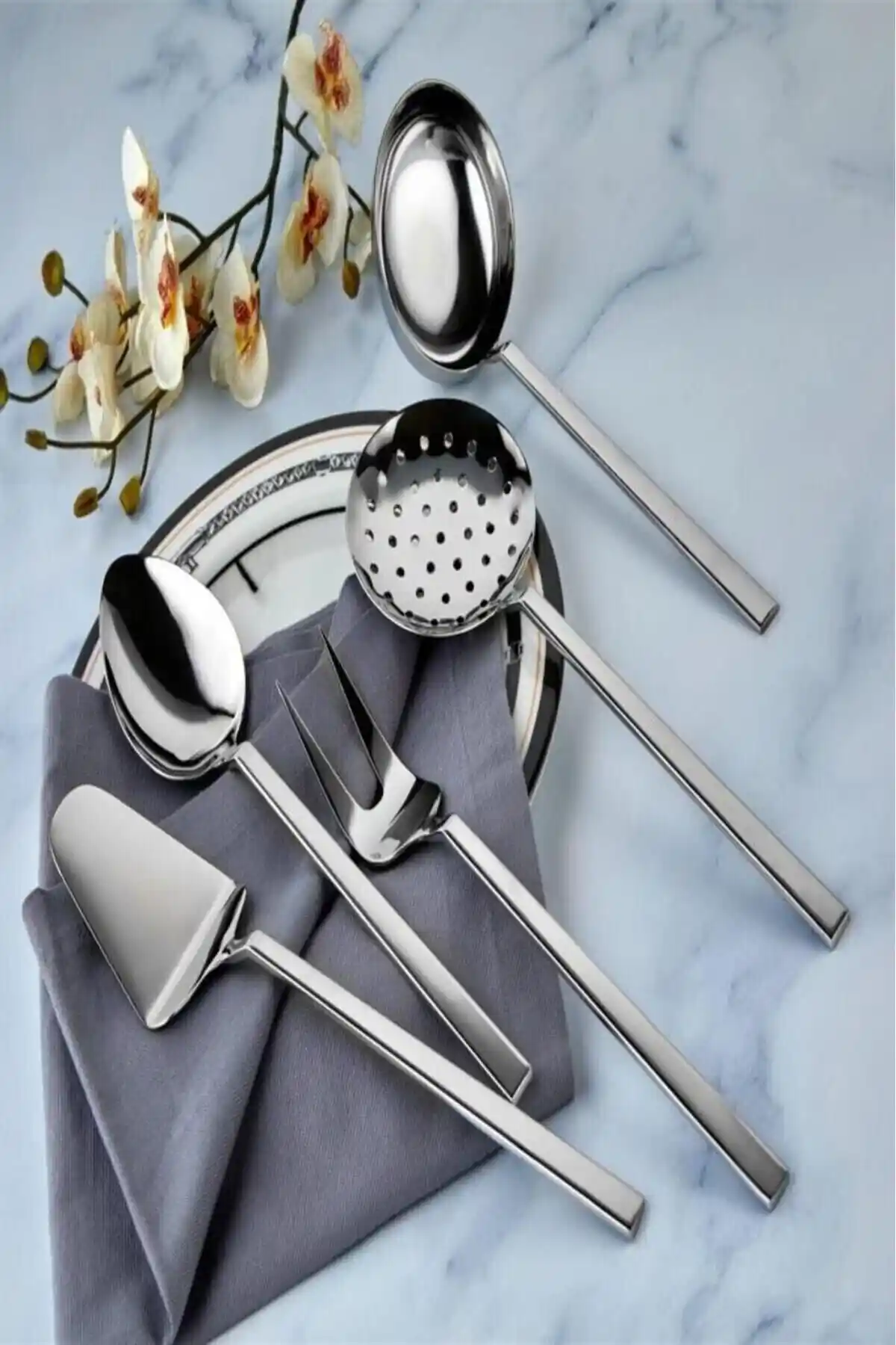 Bayev 5 Parça Çelik Servis Seti: Şıklık ve Dayanıklılığı Bir Arada Sunar