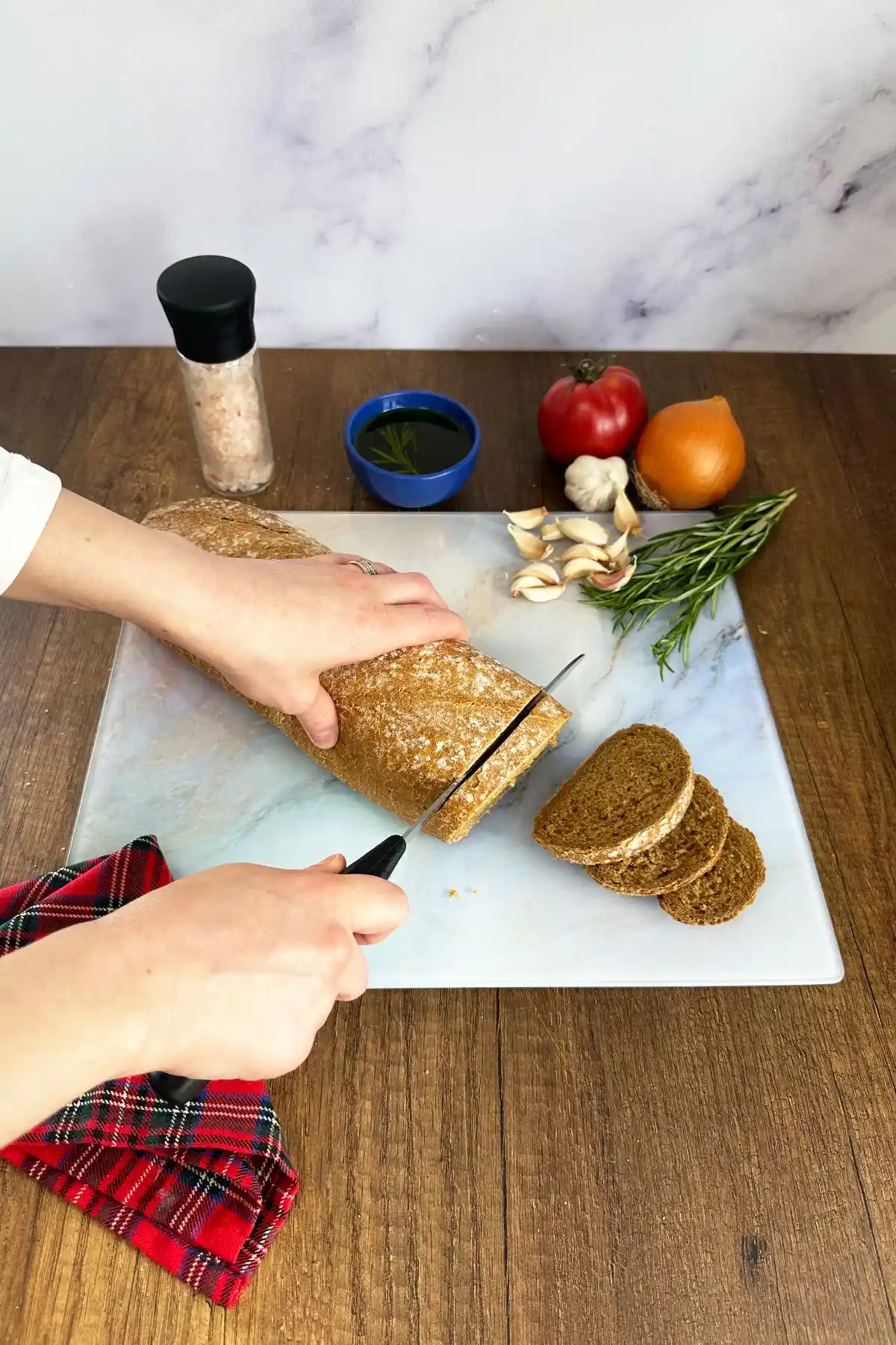 Decorita Supreme Mermer Görünümlü Cam Kesme Tahtası: Şık ve Dayanıklı Mutfak Gereci