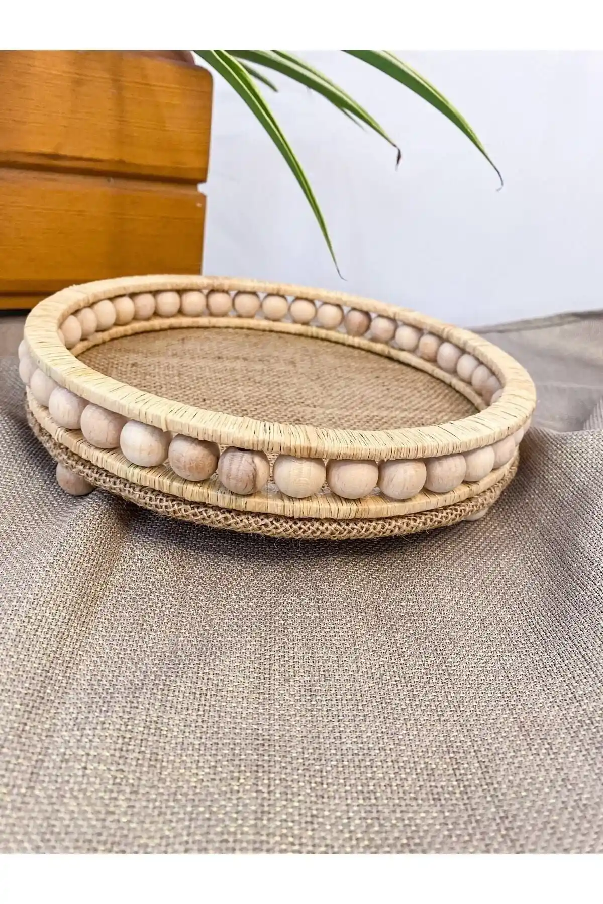 Doğal Ahşap Boncuklu Hasır Tepsi ile Evinize Rustik ve Şık Bir Dokunuş Katın