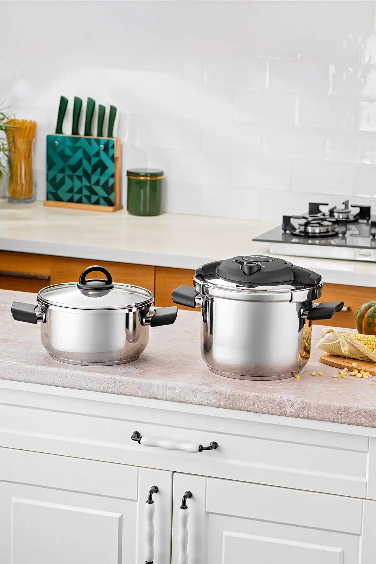 Emsan Arya ve KORKMAZ A168 Vita Plus Quatro Düdüklü Tencere Karşılaştırması