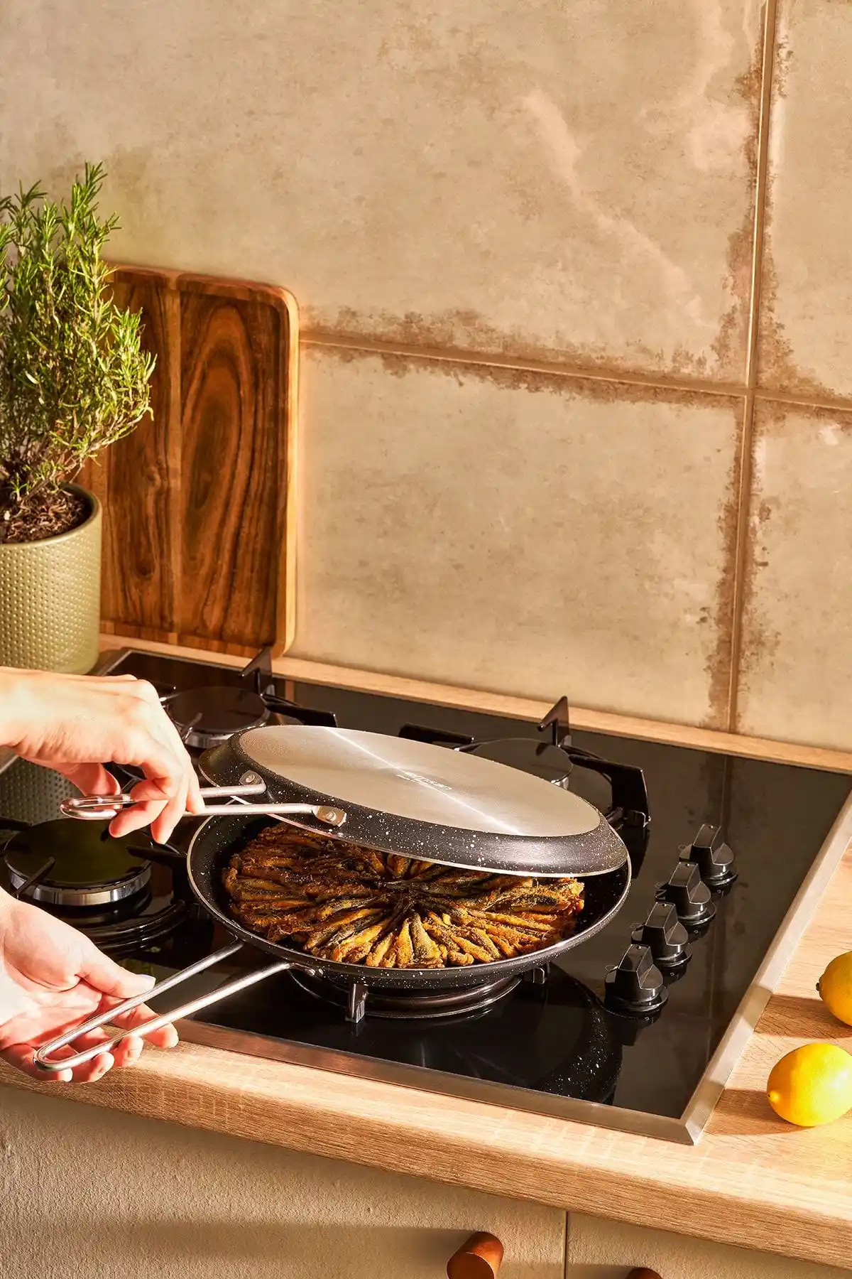 Emsan Nova Çift Taraflı Balık ve Börek Tavası 28 cm ile Çok Yönlü Mutfak Kullanımı