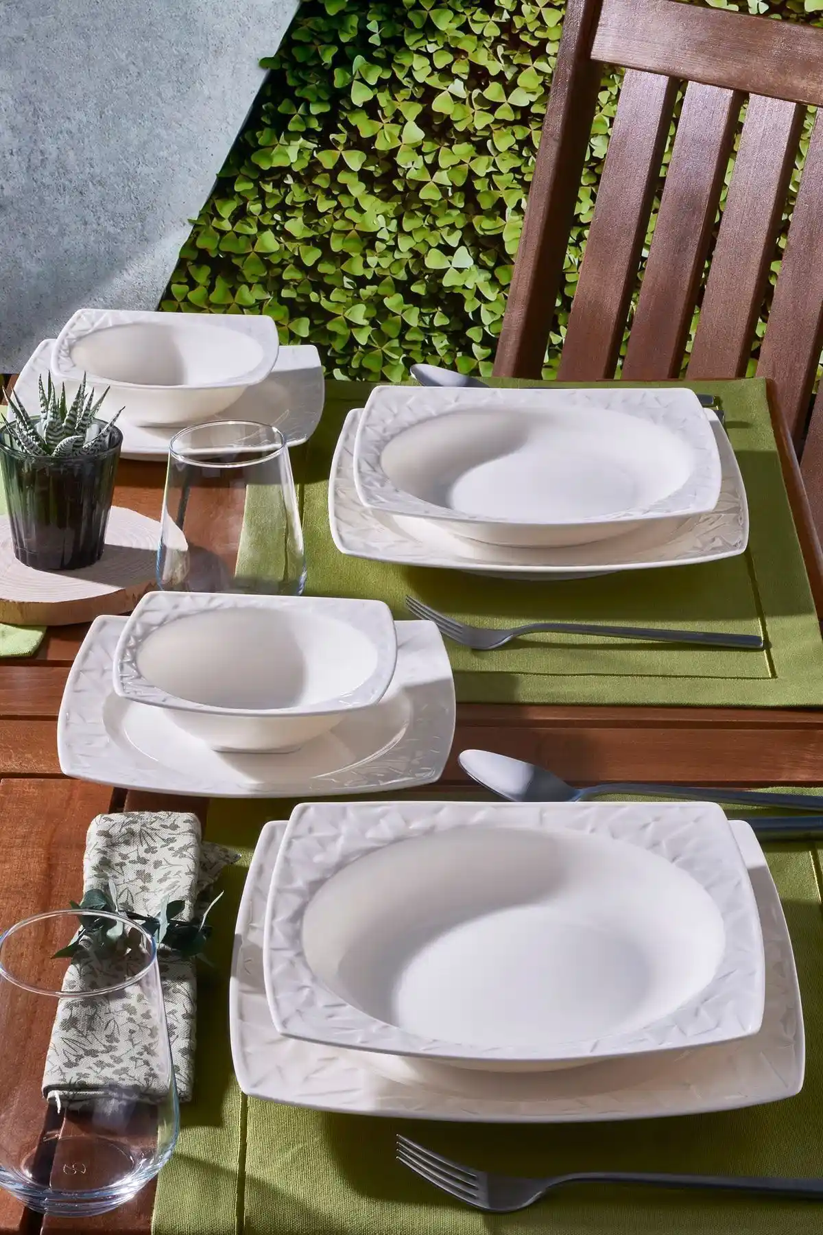 Güral Porselen Vivente ve Karaca Square Bone Royal Yemek Takımları Karşılaştırması