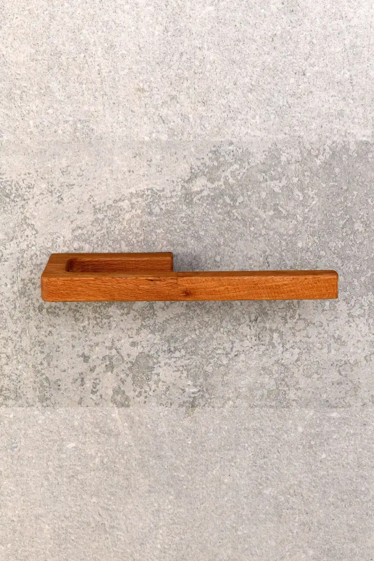 Hagen Ahşap Yapışkanlı Rulo Kağıtlık: Estetik ve İşlevselliğin Birleşimi