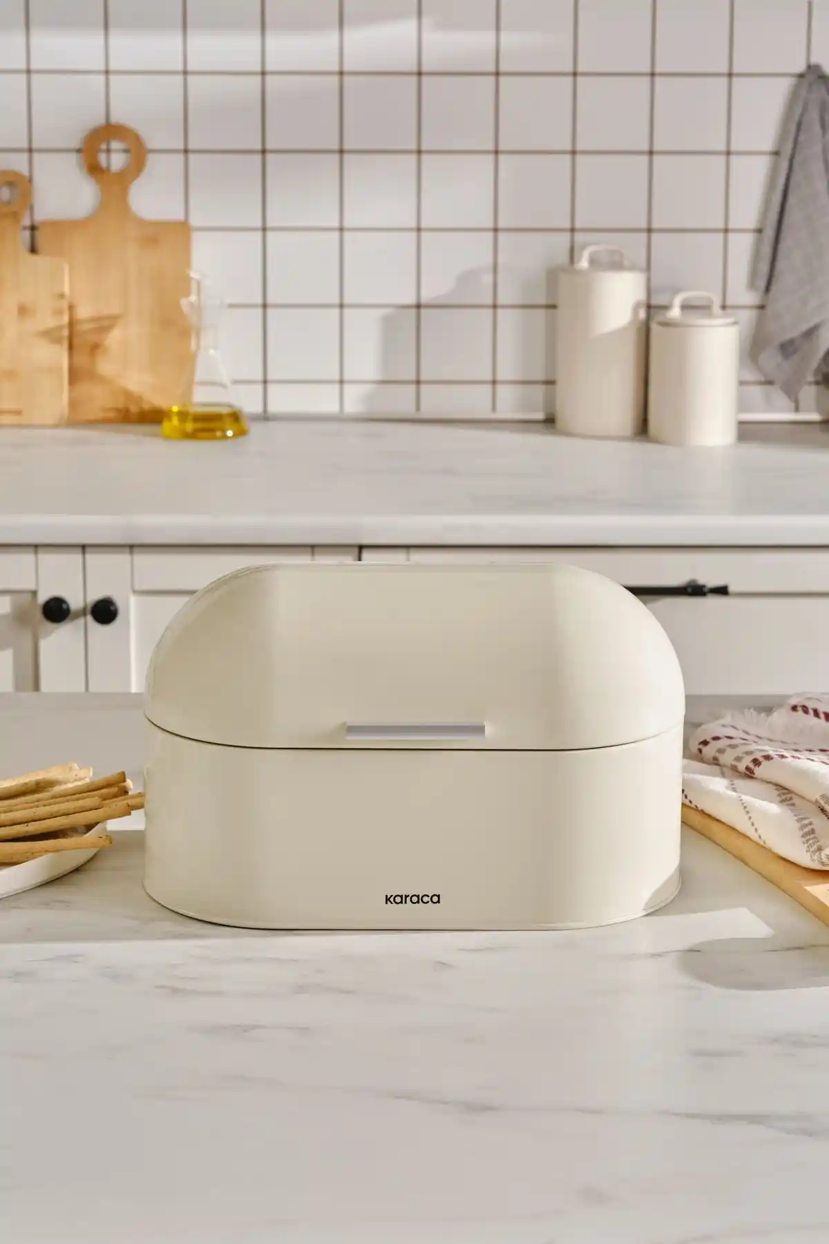 Karaca Dustin Ekmek Kutusu ve mfb Grup Siyah Kesme Tahtalı Ekmeklik Karşılaştırması