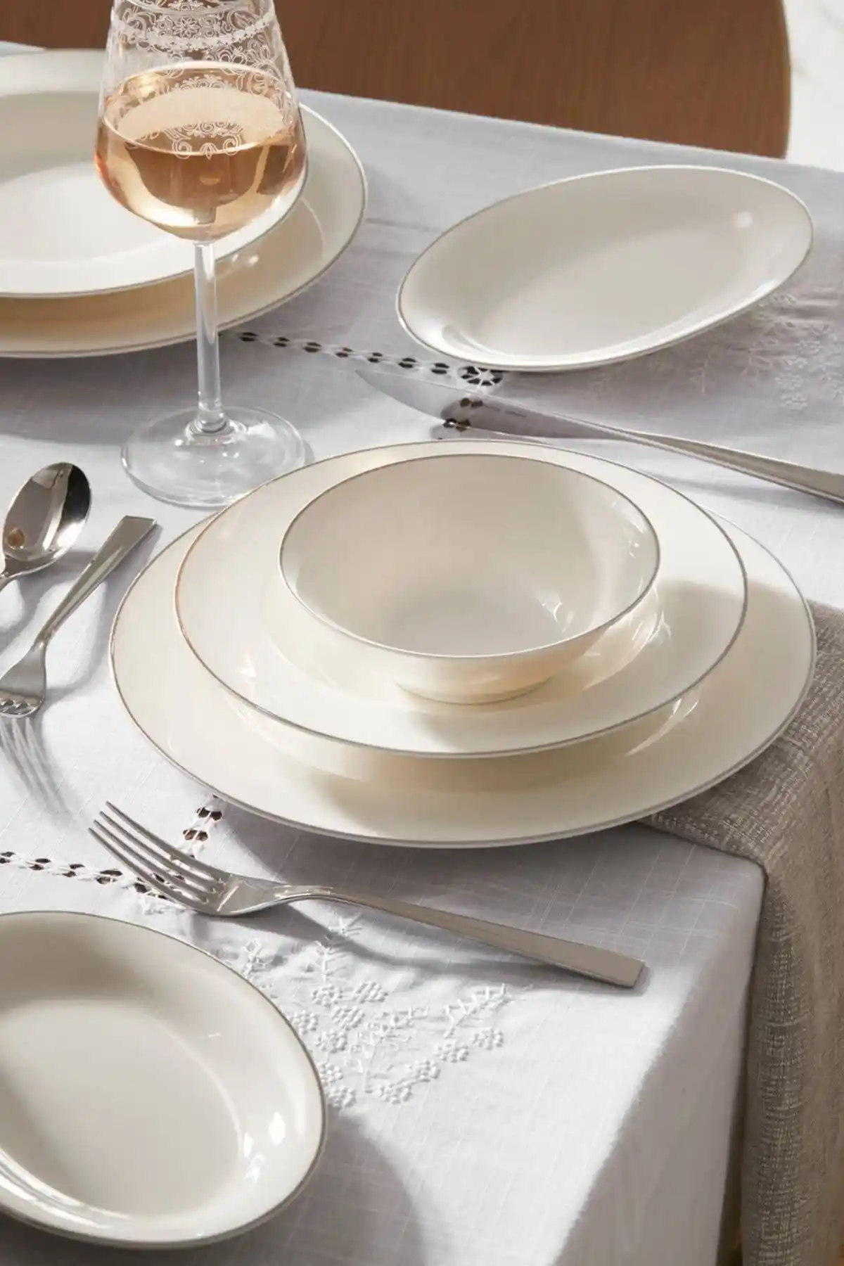 Karaca Lexi New Bone 56 Parça 12 Kişilik Modern Porselen Yemek Takımı Platin Detaylı