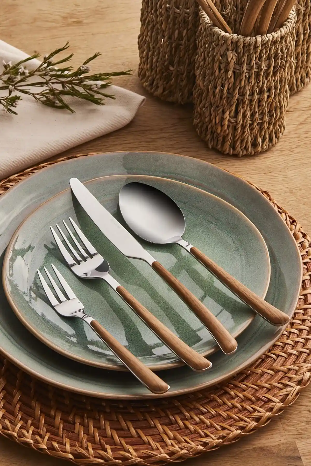 Karaca Melia ve Nehir Sahra Çatal Kaşık Bıçak Takımları Karşılaştırması ve Özellikleri