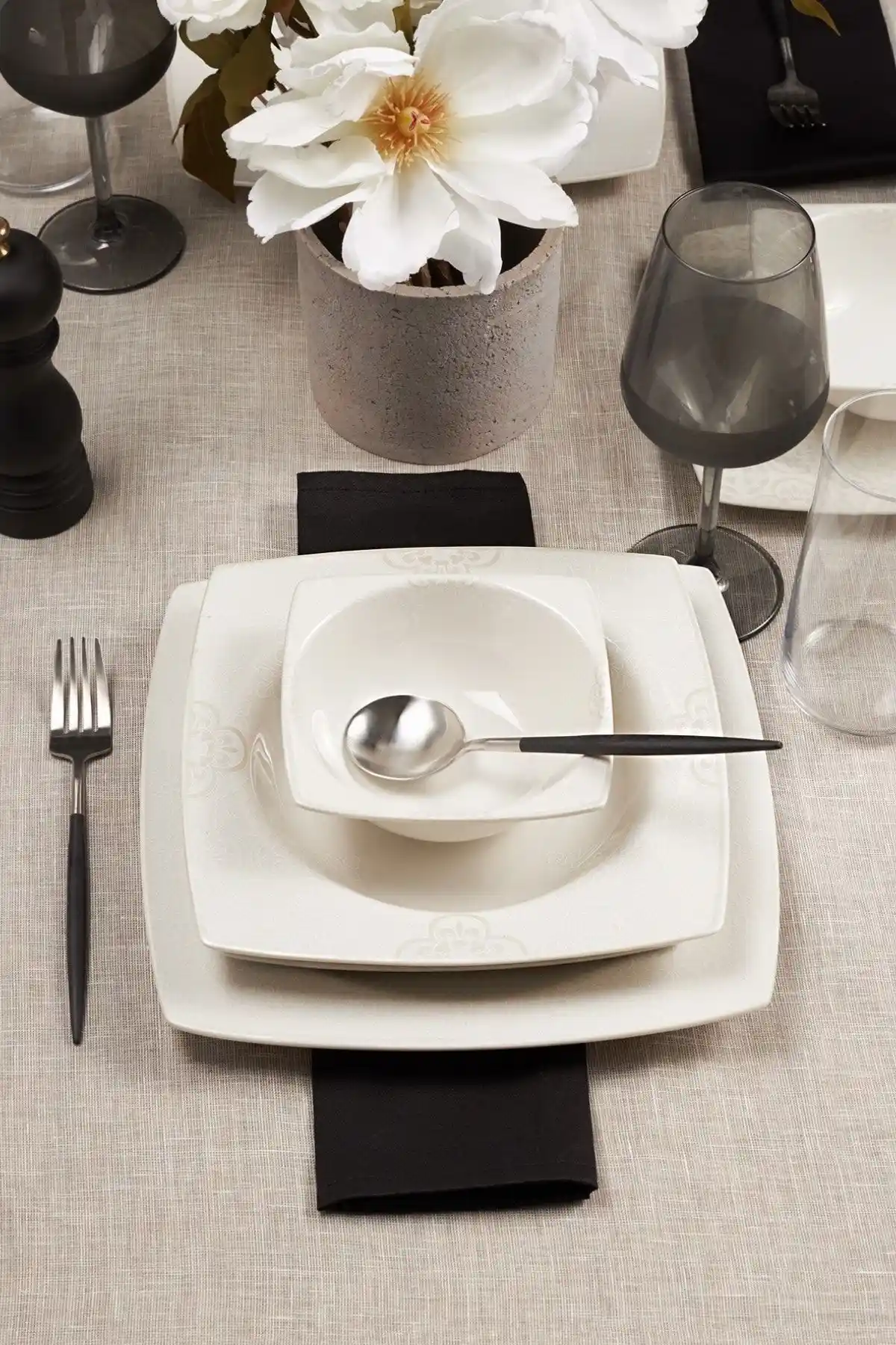 Karaca Square Bone Royal ve White Yemek Takımları Karşılaştırması: Modern ve Estetik Seçenekler