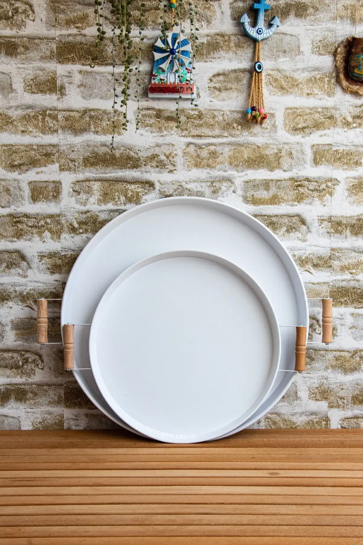 Kitchen Trend 2'li Ahşap Kulplu Metal Tepsi ve Beyaz Sunum Tepsisi: Modern ve Şık Mutfak Aksesuarları