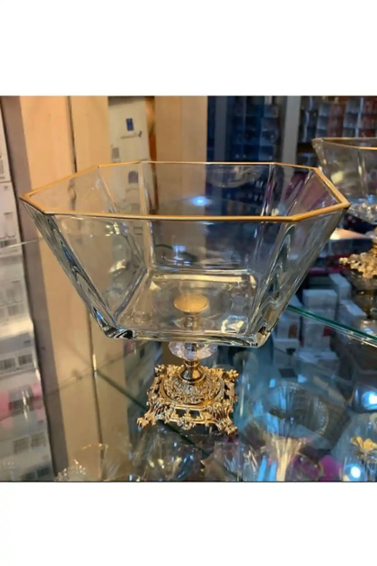 Paşabahçe Metal Ayaklı Gold Detaylı Cam Büyük Boy Salata Servis Kasesi Özellikleri ve Kullanım İpuçları