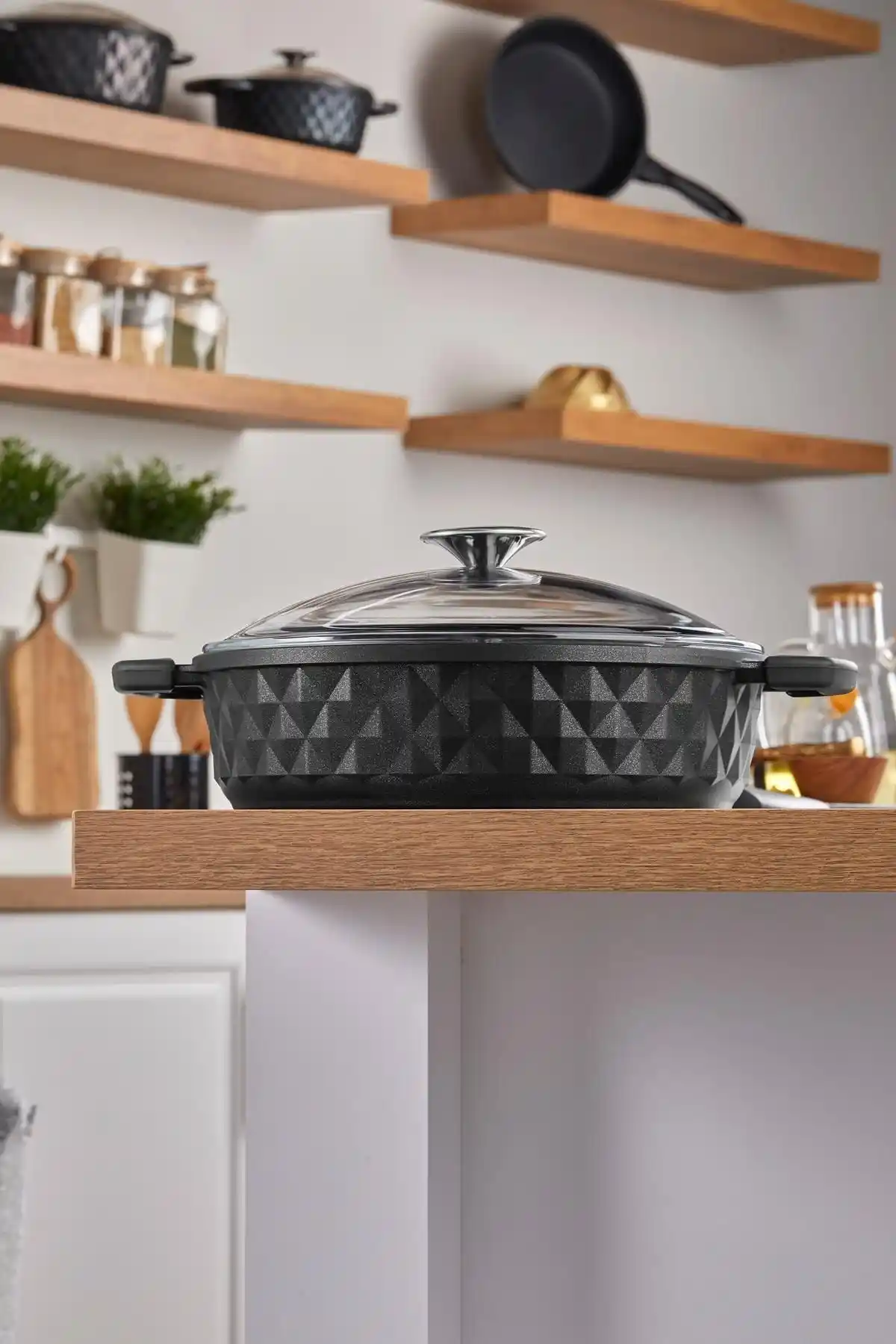 Taç Bella Cam Kapak Döküm Basık Tencere 28 cm Modern ve Dayanıklı Mutfak Gereci