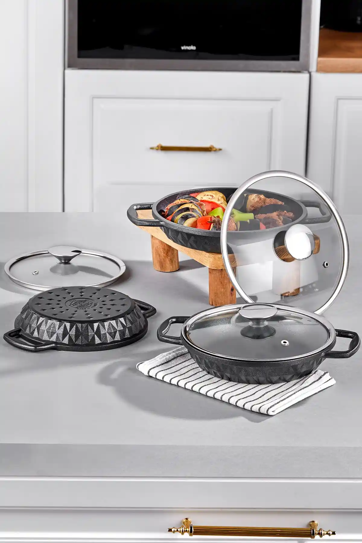 Taç Bella Döküm Cam Kapaklı 3'lü Sahan ve Taç MaxxCook 7 Parça Granit Tencere Seti Karşılaştırması