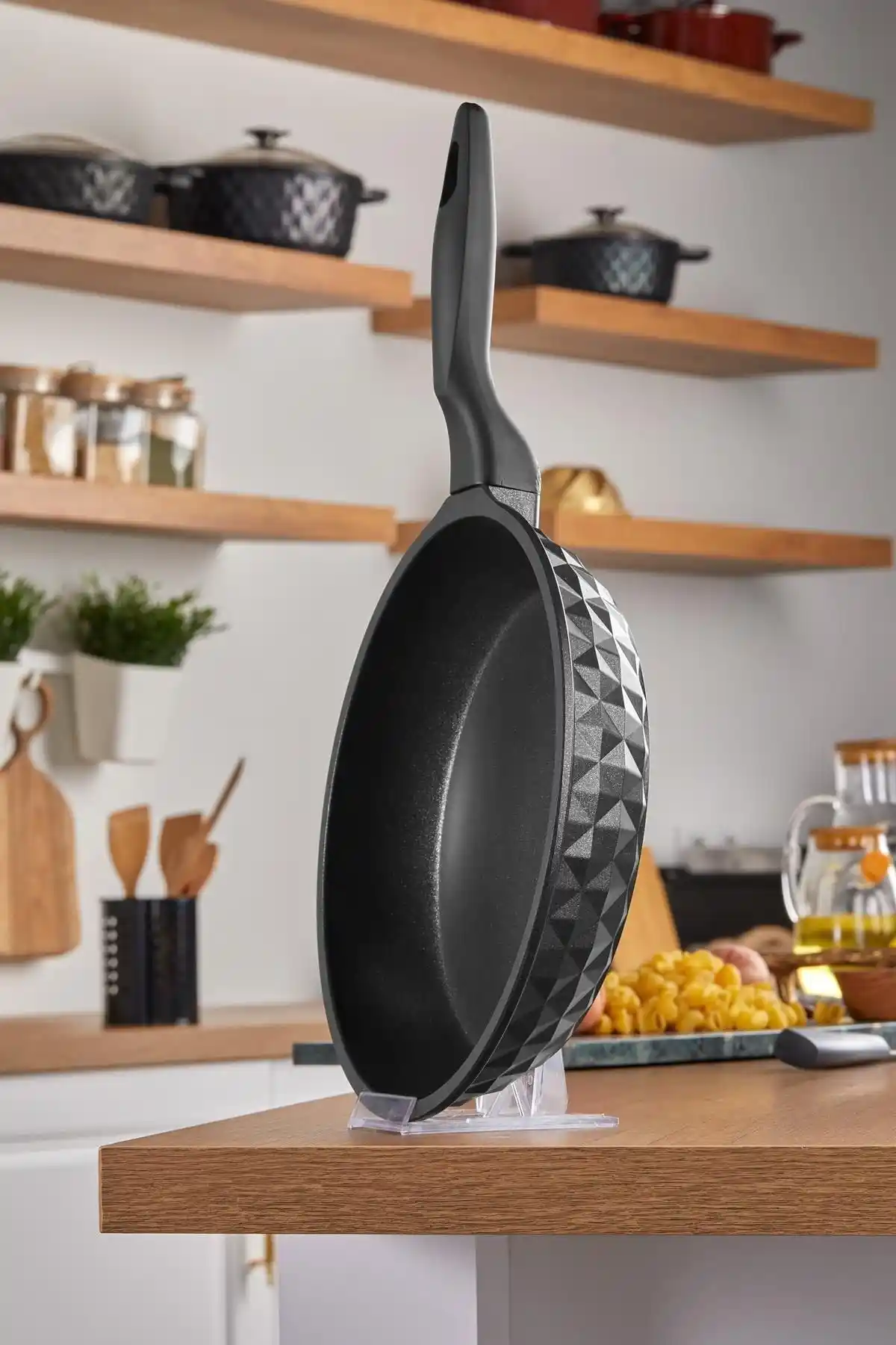 Taç Bella Döküm Tava 28 Cm Siyah Yüksek Performanslı ve Şık Mutfak Gereci