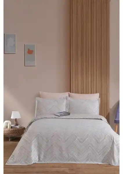 Elart Petra Keten Görünümlü ve Karaca Breeze Soft Yatak Örtüsü Karşılaştırması