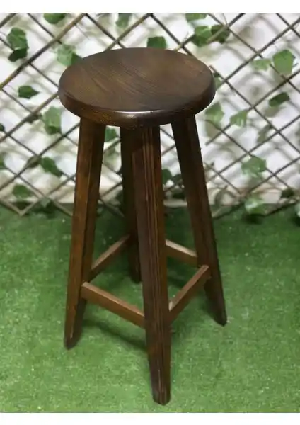 Ceviz Renkli Masif Ahşap Tabureleri ile Estetik ve Fonksiyonelliği Bir Arada Sunar