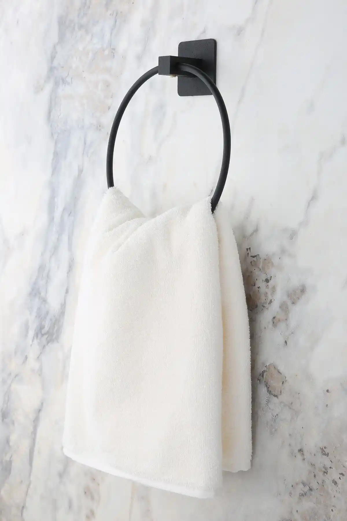 Banyo Dekorasyonunda Kullanılan Yapışkanlı Havluluk Modelleri ve Karşılaştırması