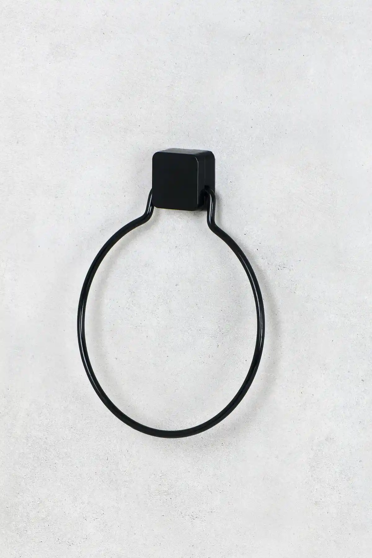 Hagen Ömür Boyu Paslanmaz ve MultiStore Siyah Yuvarlak Havluluk Karşılaştırması