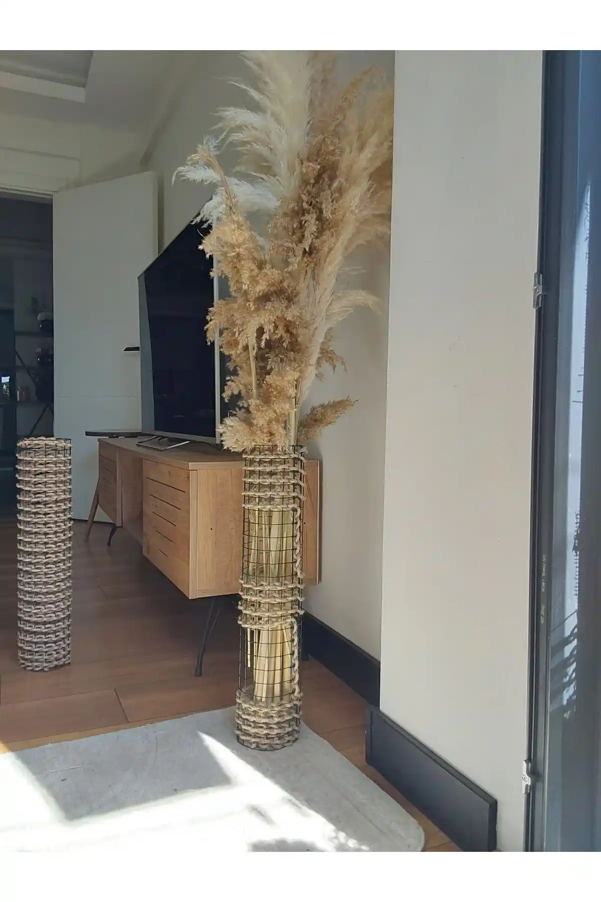 İki Popüler Metal Saksı Modelinin Detaylı Karşılaştırması ve Ev Dekorasyonuna Uygunluk Analizi