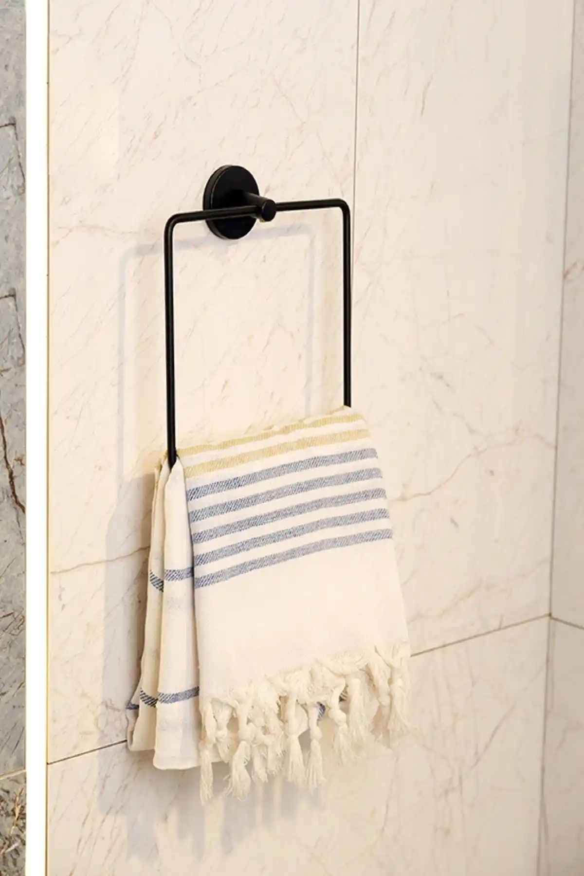 Sas Haus Havlulukleri Karşılaştırması: Yapışkanlı ve Vidalı Modellerin Özellikleri