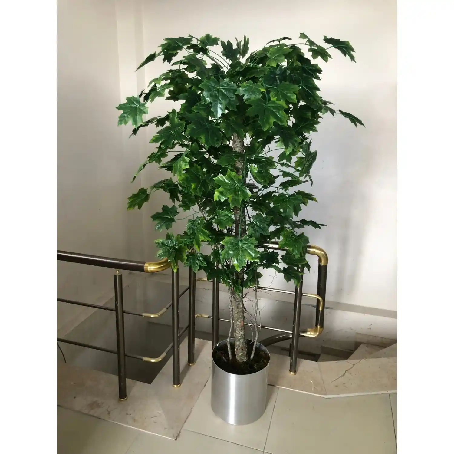 180 cm Yapay Ağaçlarla Dekorasyon: Doğal Görünüm ve Estetik Çözümler