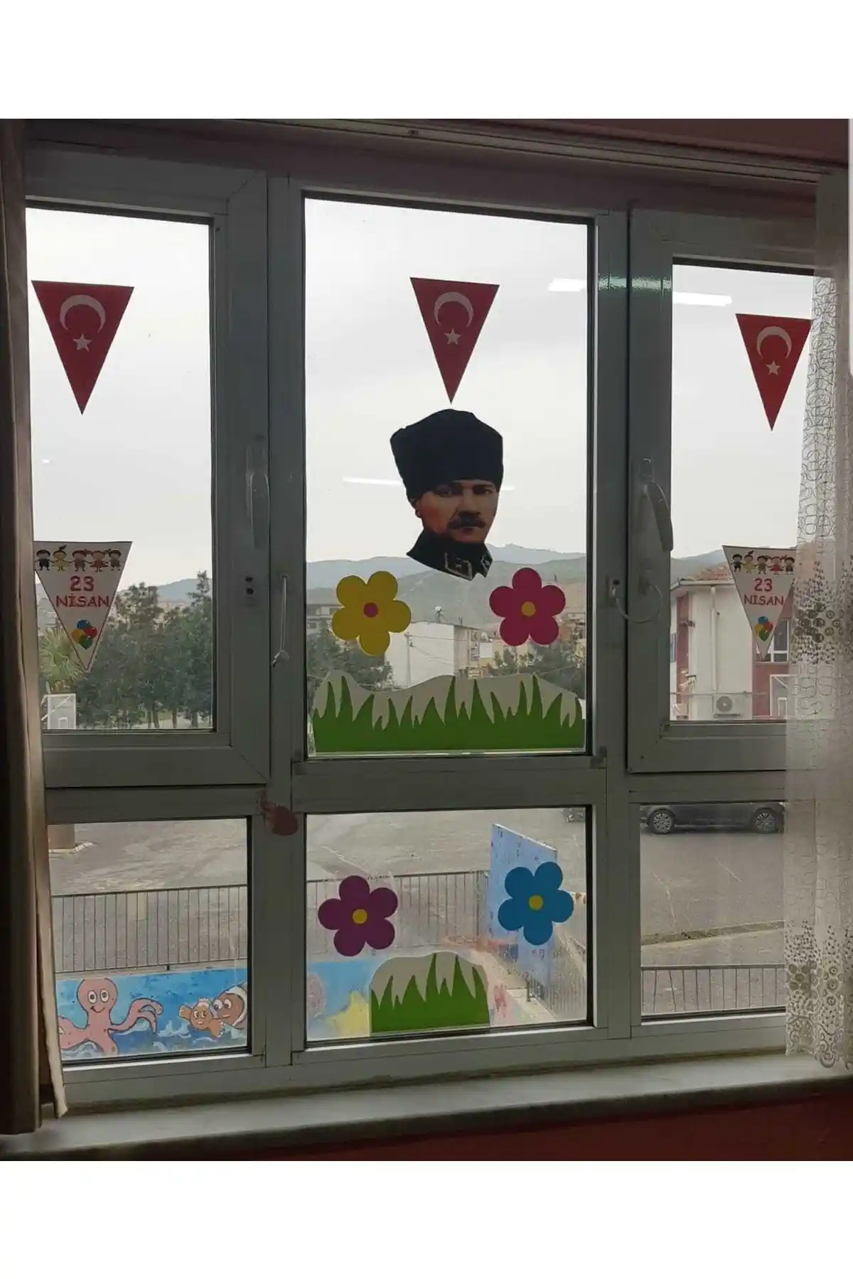 23 Nisan Çocuk Bayramı İçin Renkli ve Yaratıcı Cam Süsleme Fikirleri ve Dekorasyon Önerileri