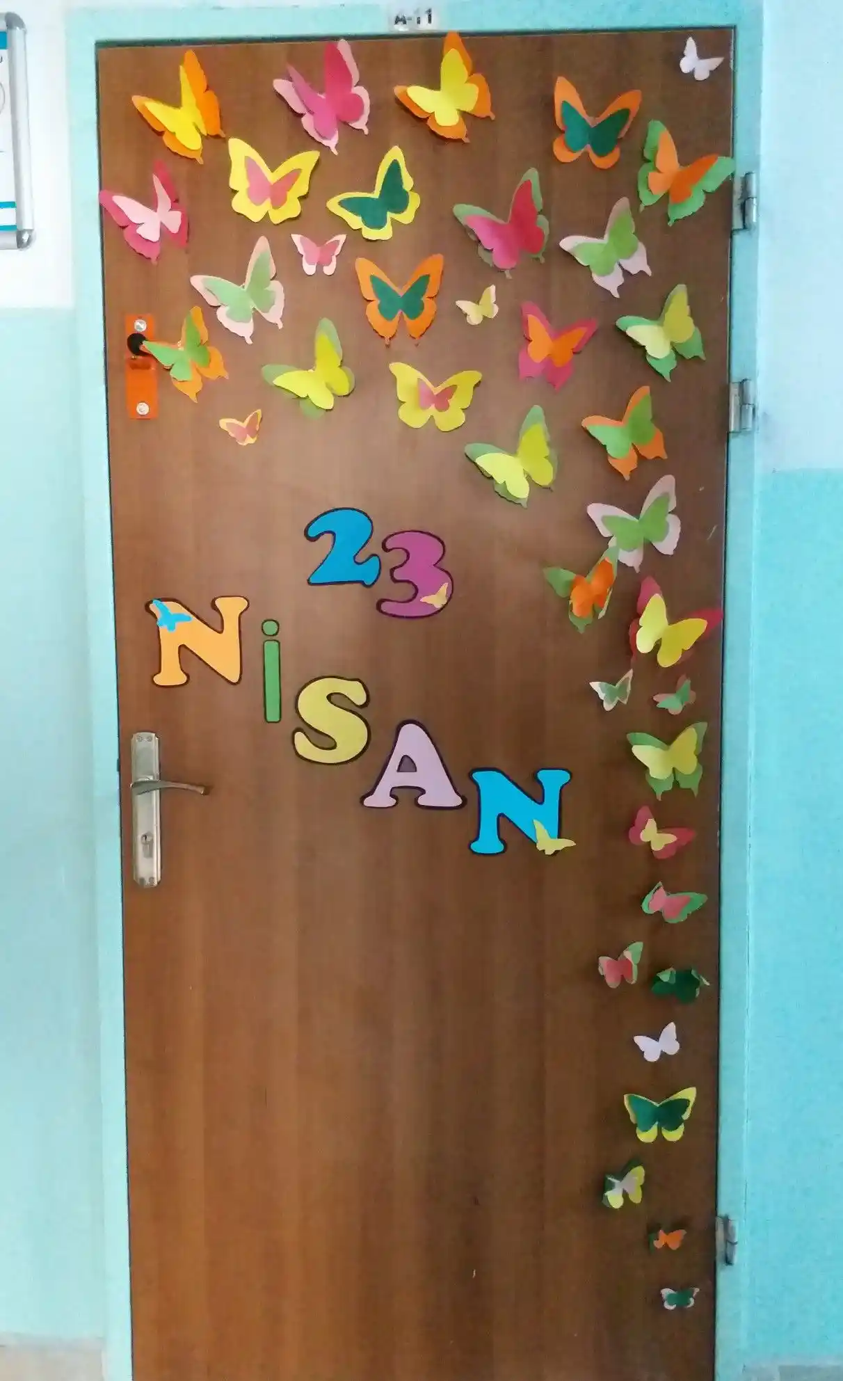 23 Nisan Kapı Süsü Dekorasyonları ve Yaratıcı Fikirler ile Bayram Coşkusunu Yansıtın