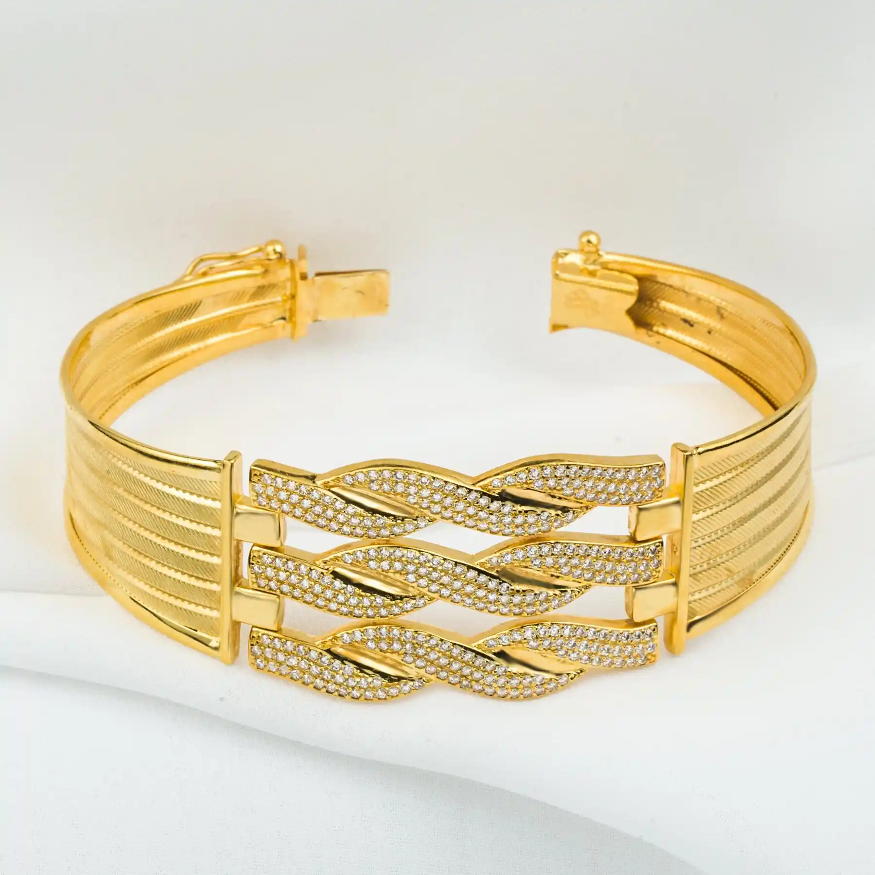 24 Ayar Kaburga Bilezikleri ile Dekorasyonda Zarafet ve Şıklık Yaratma Yöntemleri