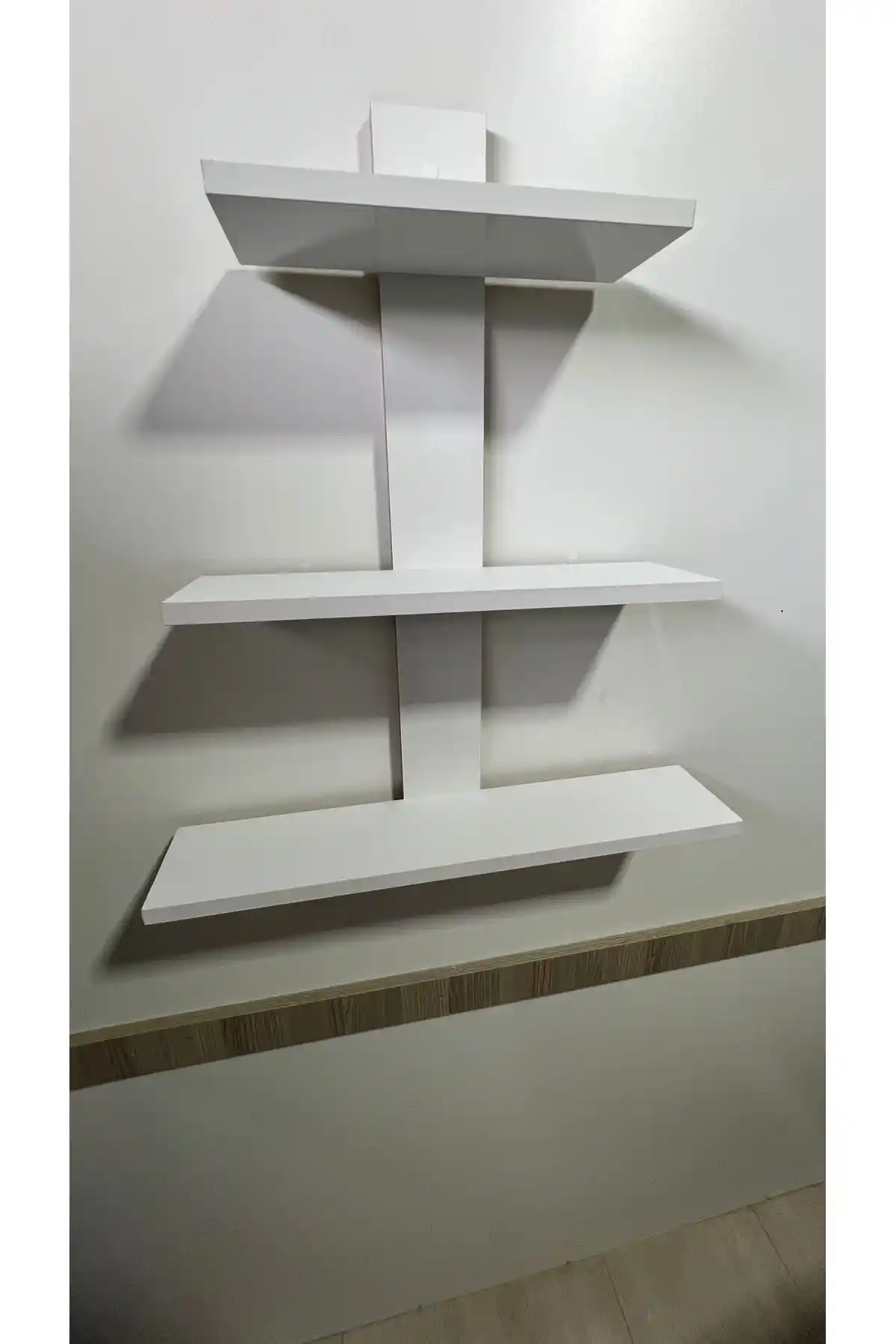 3'lü duvar rafları ile dekorasyonda şıklık ve fonksiyonelliği bir arada sağlama