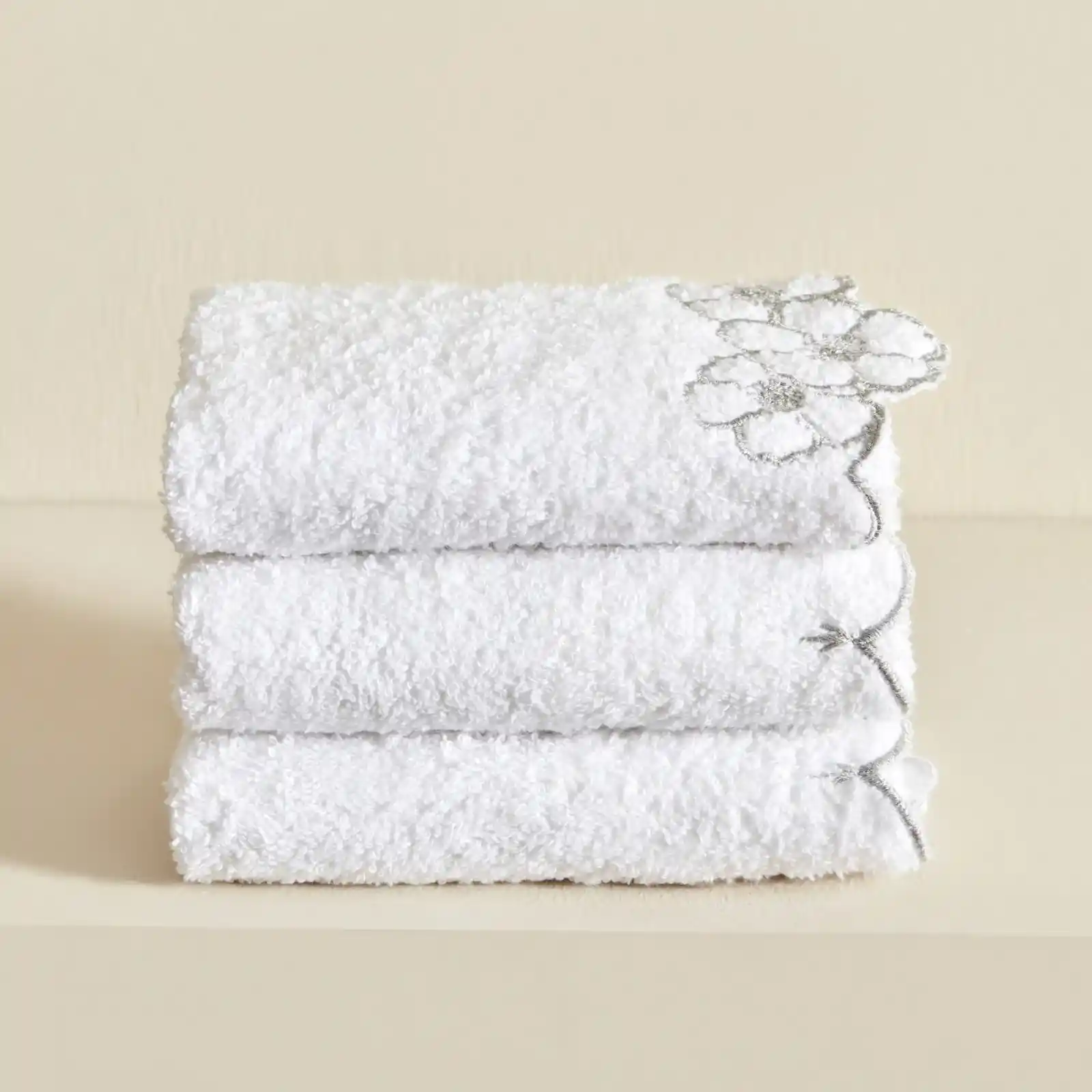 3'lü Havlu Setleri ile Dekorasyonda Şıklık ve Fonksiyonellik Nasıl Sağlanır