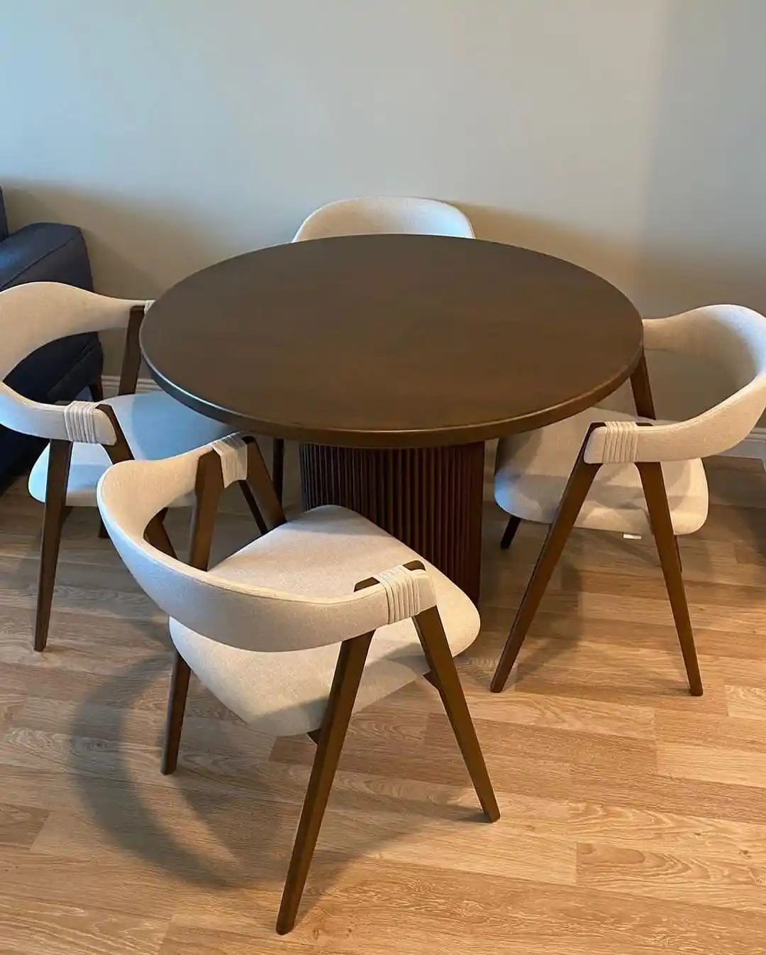 4 Kişilik Yuvarlak Masalar: Modern ve Şık Dekorasyon İçin Uygun Seçenekler