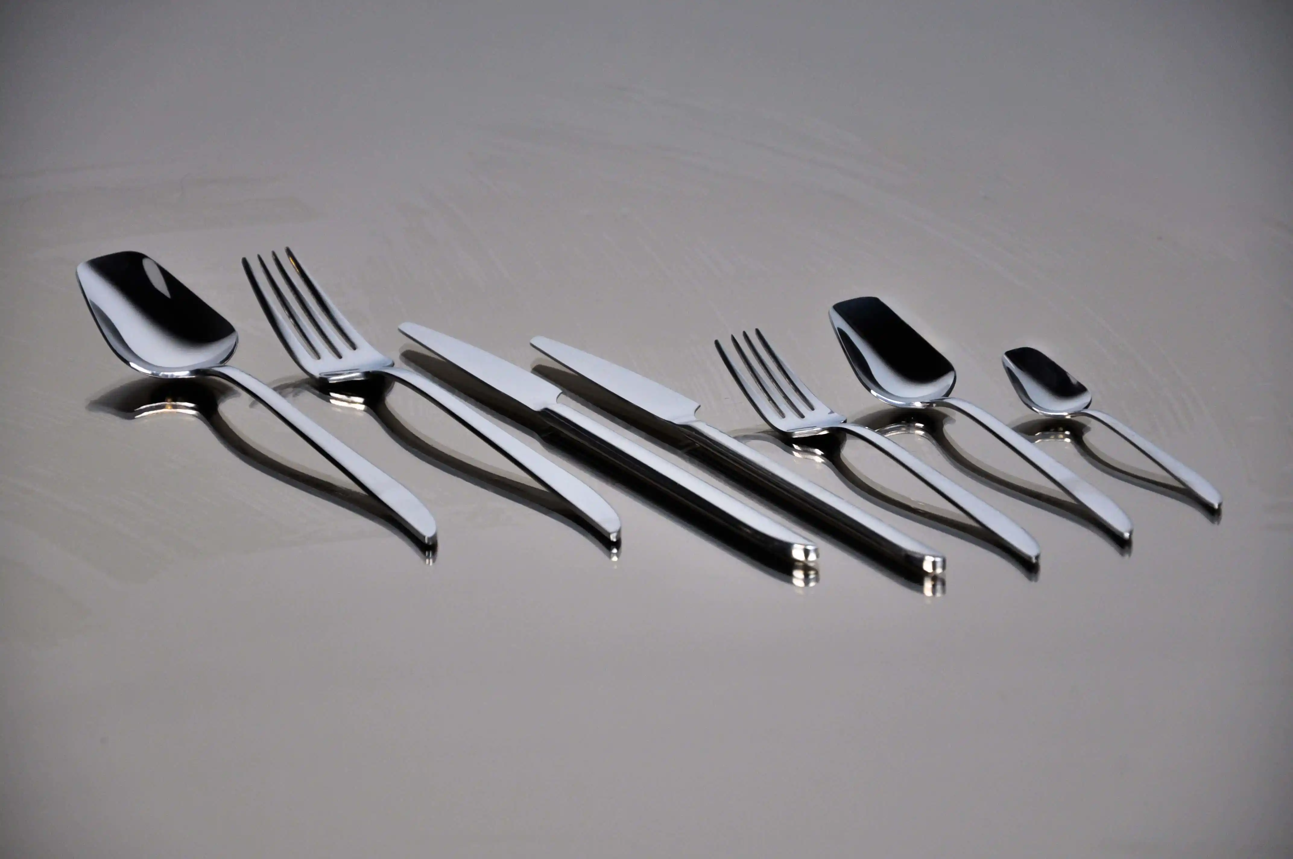 42 Parça Çatal Bıçak Takımı ile Sofralarınıza Şıklık Katın ve Dekorasyonunuzu Tamamlayın