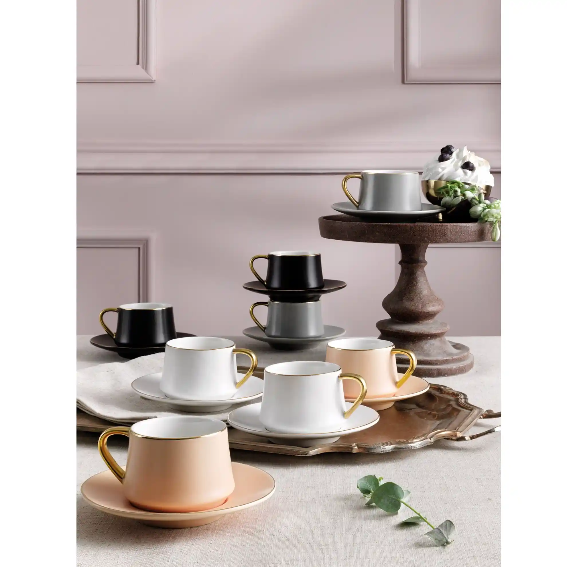 4’lü Kahve Fincanı Dekorasyonu: Estetik ve İşlevselliğin Uyumuyla Şık Mekanlar