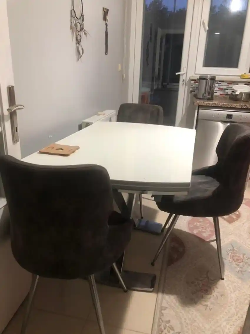 8 kişilik mutfak masası seçerken dikkat edilmesi gerekenler ve dekorasyon önerileri