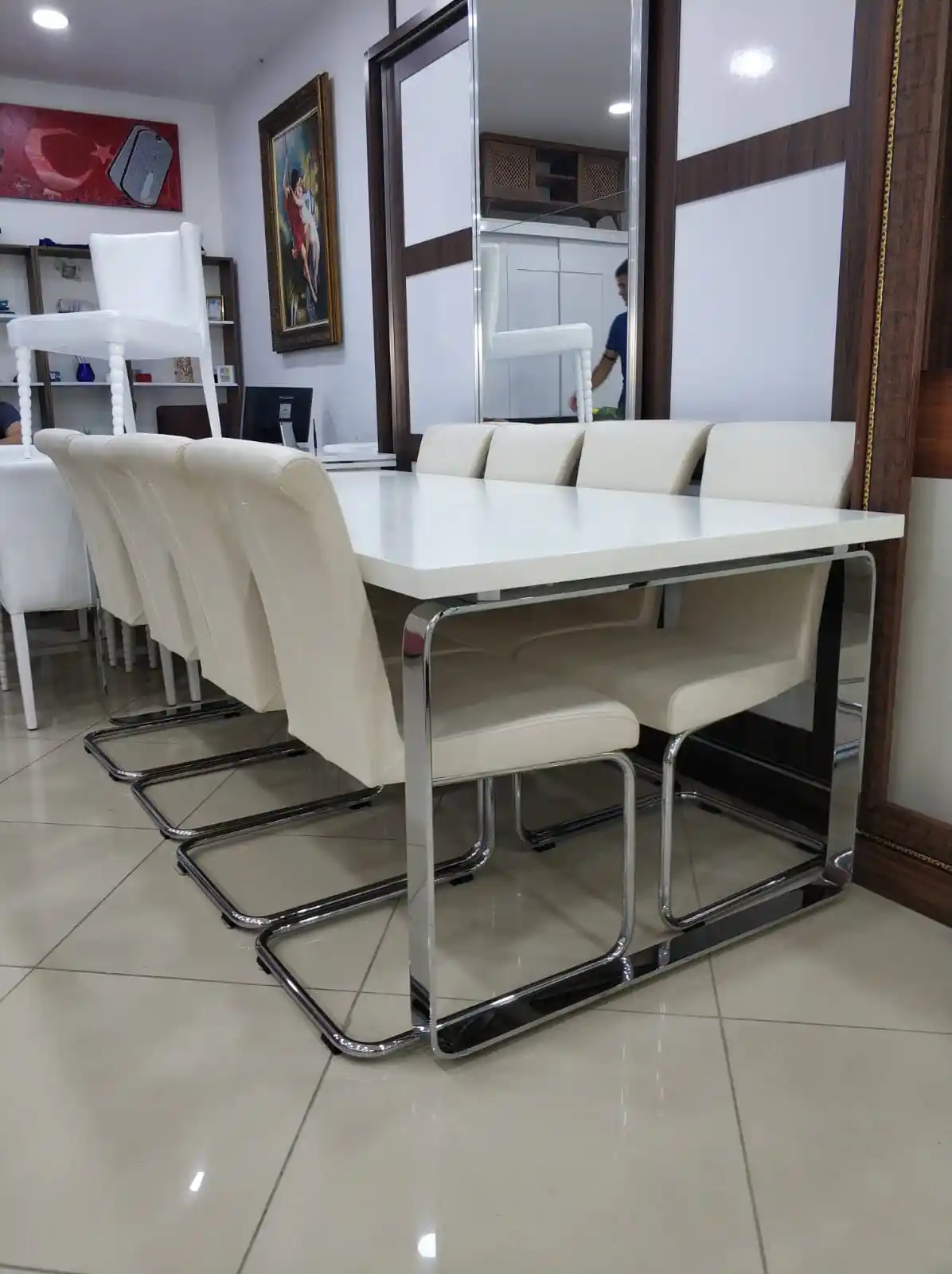 8 Kişilik Yemek Masası Seçerken Dikkat Edilmesi Gerekenler ve Dekorasyon İpuçları