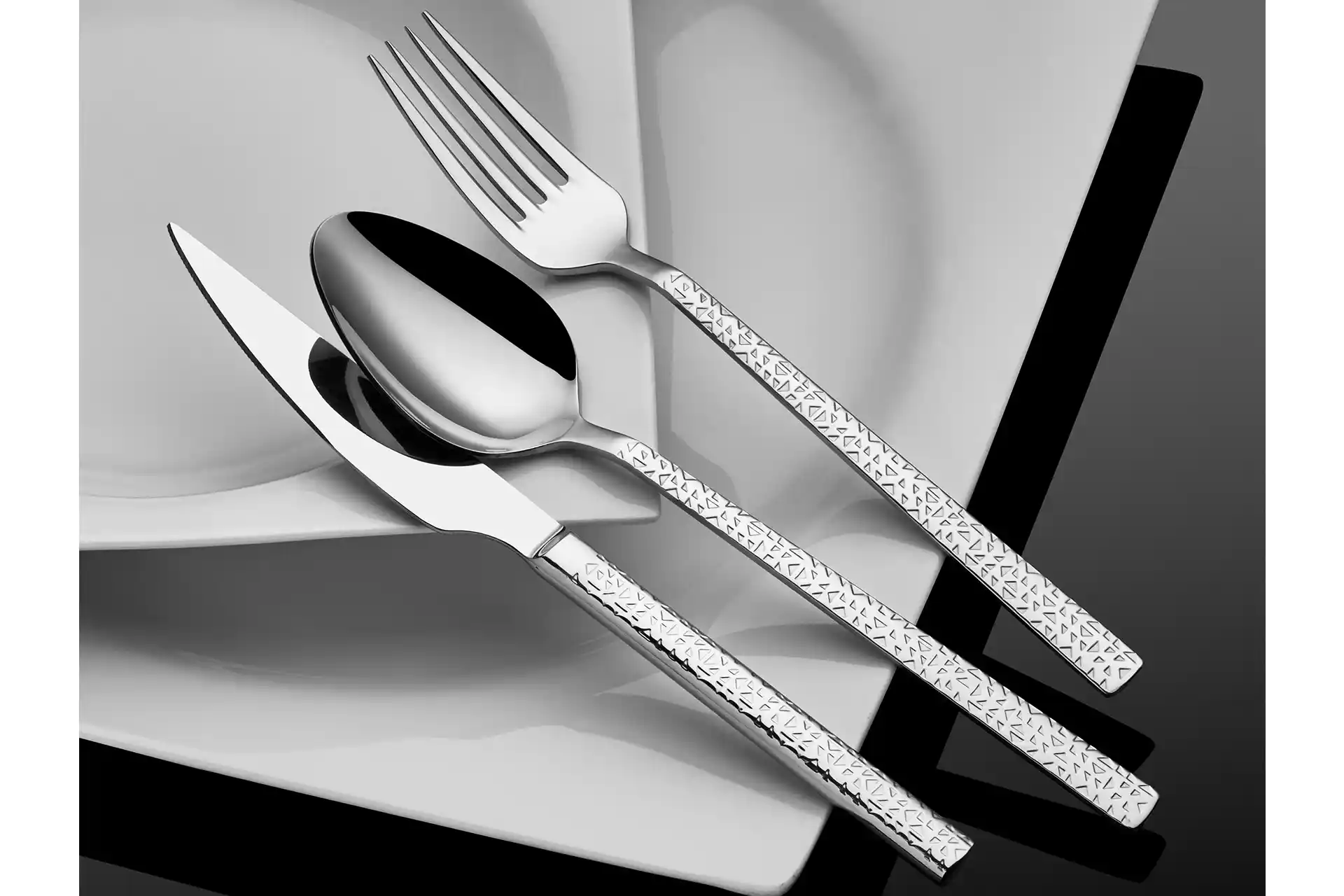 84 Parça Çatal Bıçak Takımı ile Sofra Dekorasyonunda Zarif ve Fonksiyonel Seçenekler