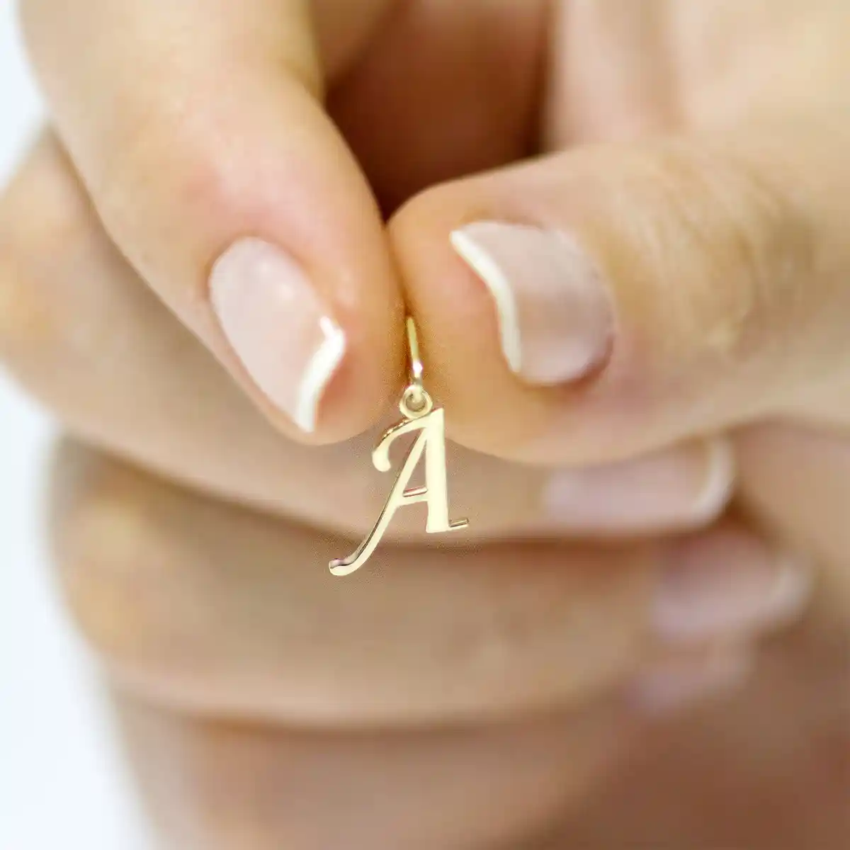 A Harfi Altın Kolye Ucu ile Dekorasyonda Zarafetin Modern Yüzü