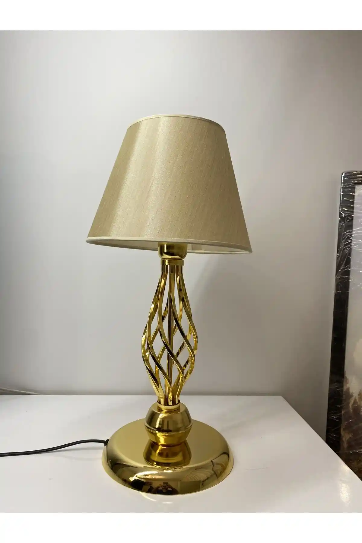 Abajur Lambası Seçimi ve Dekorasyonda Kullanımı: Şıklık ve İşlevselliğin Buluşması