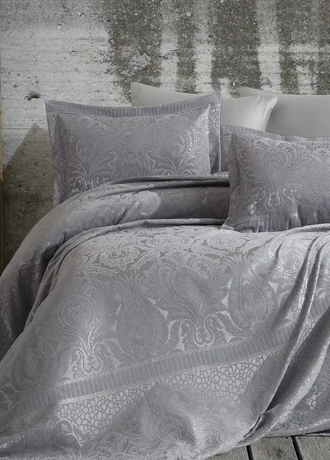 Açık Gri Yatak Örtüsü ile Modern ve Zarif Yatak Odası Dekorasyonları