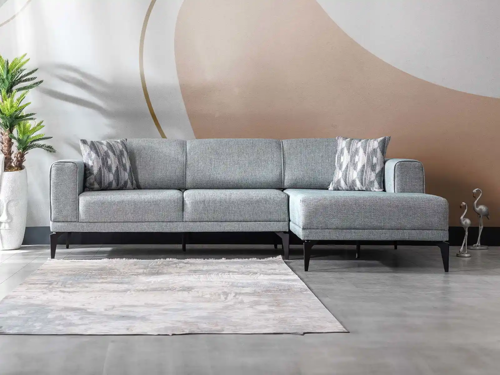 Açık Mavi Koltuk ile Dekorasyonda Ferah ve Şık Mekanlar Yaratma Rehberi