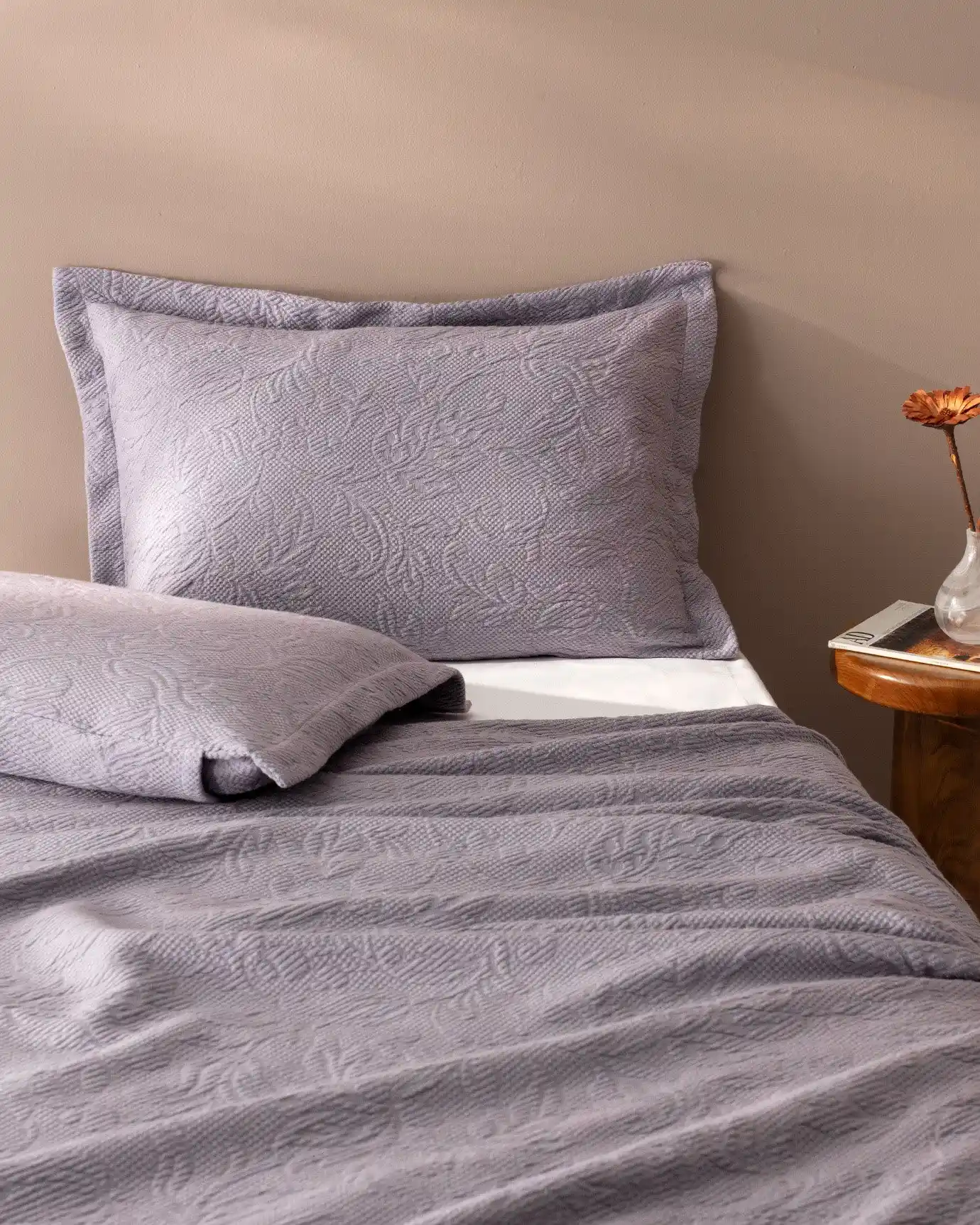 Açık Mürdüm Rengiyle Dekorasyonda Zarafet ve Modernlik Yaratma Rehberi