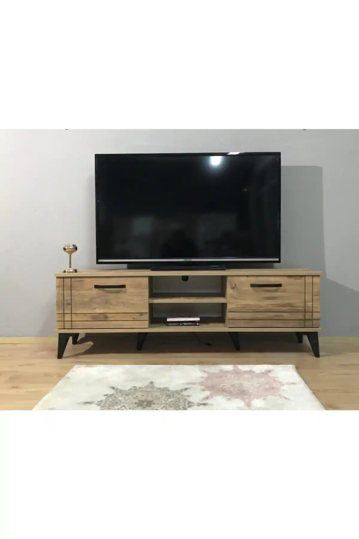 Ağaç TV Ünitesi Dekorasyonunda Doğallık ve Zarafetin Uyumlu Birleşimi